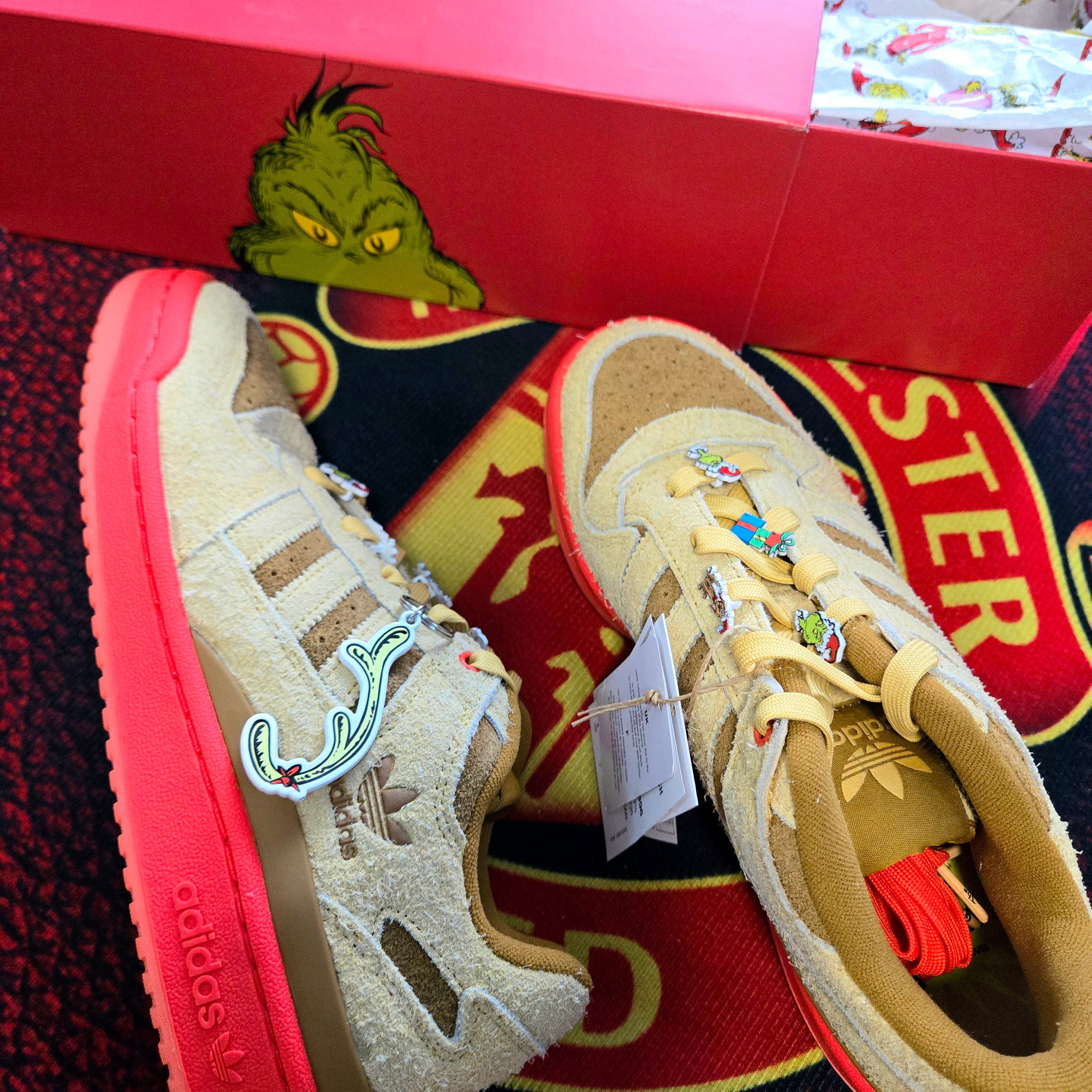 Adidas x The Grinch Forum Low Oat Bright Red 착용 스타일