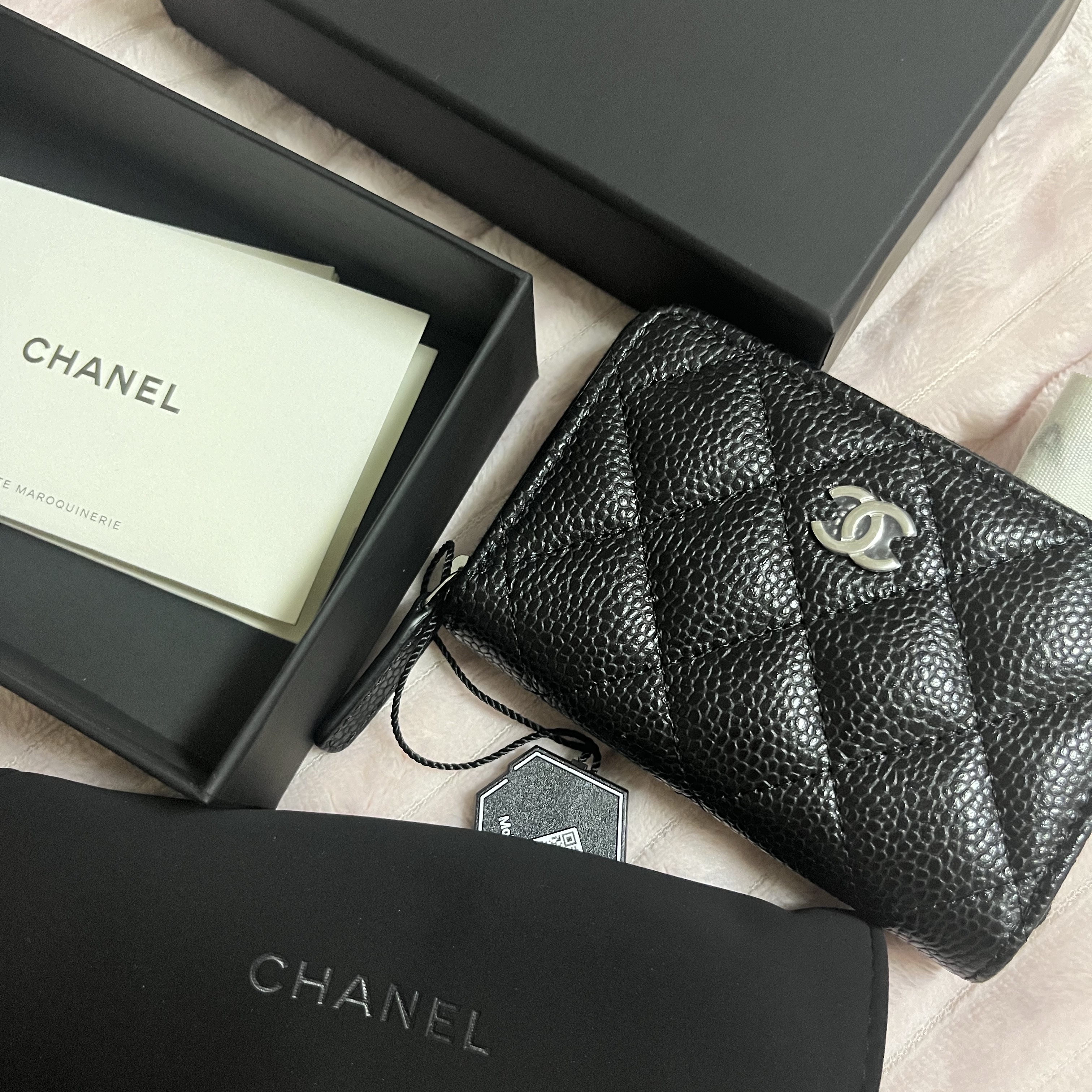 Chanel Classic Zipped Coin Purse Grained Calfskin & Silver Black 착용 스타일