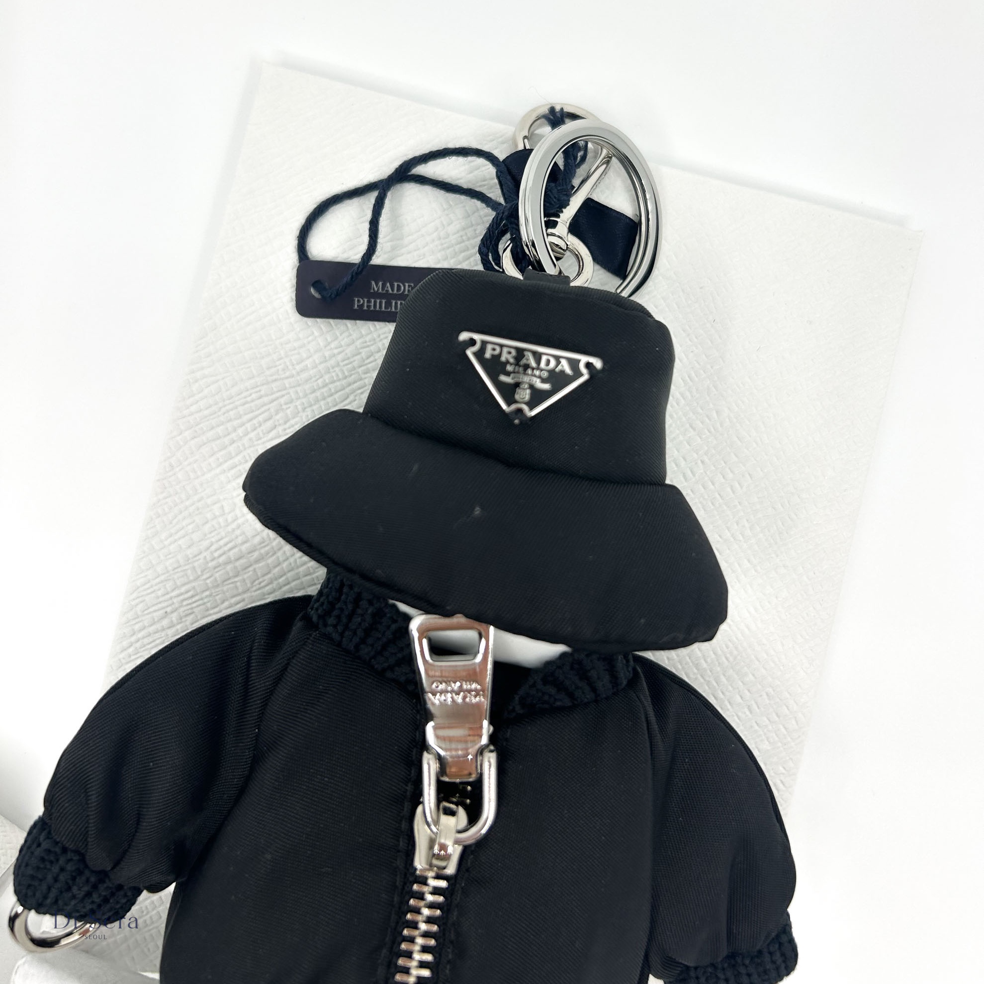 Prada Soft Robot Re-Nylon Bag Charm Black 착용 스타일 - 3