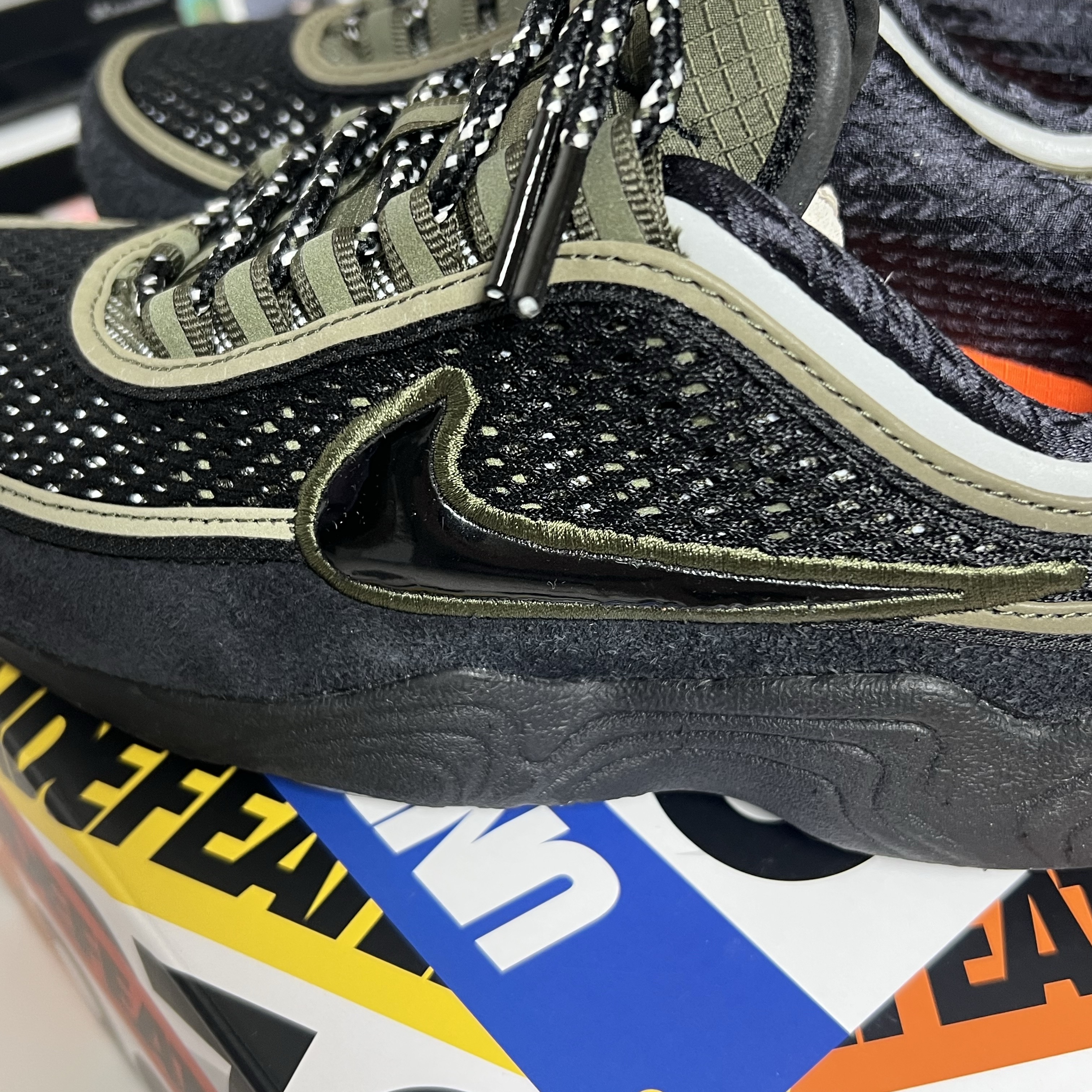 Nike x Undefeated Air Zoom Spiridon Cargokhaki Black 착용 스타일 - 2