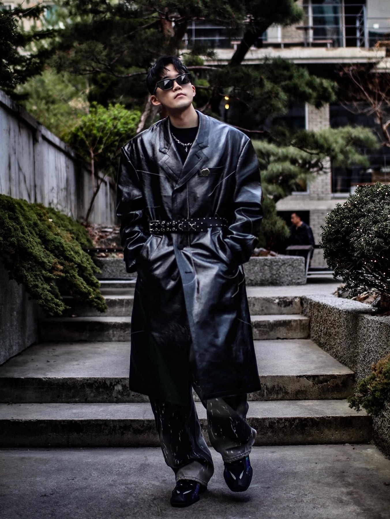 Vacant Archive Blenheim Double Stud Belt Black, Nike x Martine Rose Shox MR4 Black Multi 착용 스타일 - 3