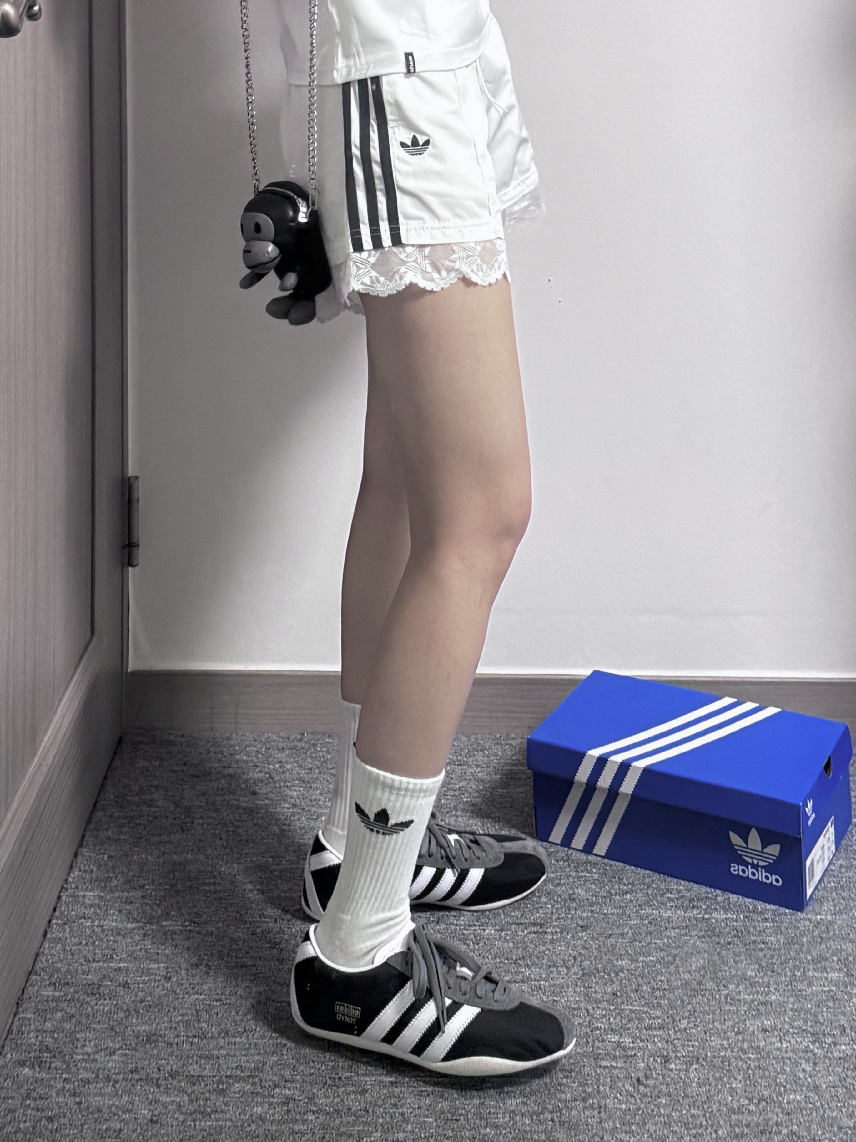 (W) Adidas Tokyo Black, BAPE Baby Milo Mini Shoulder Bag Black 착용 스타일 - 2