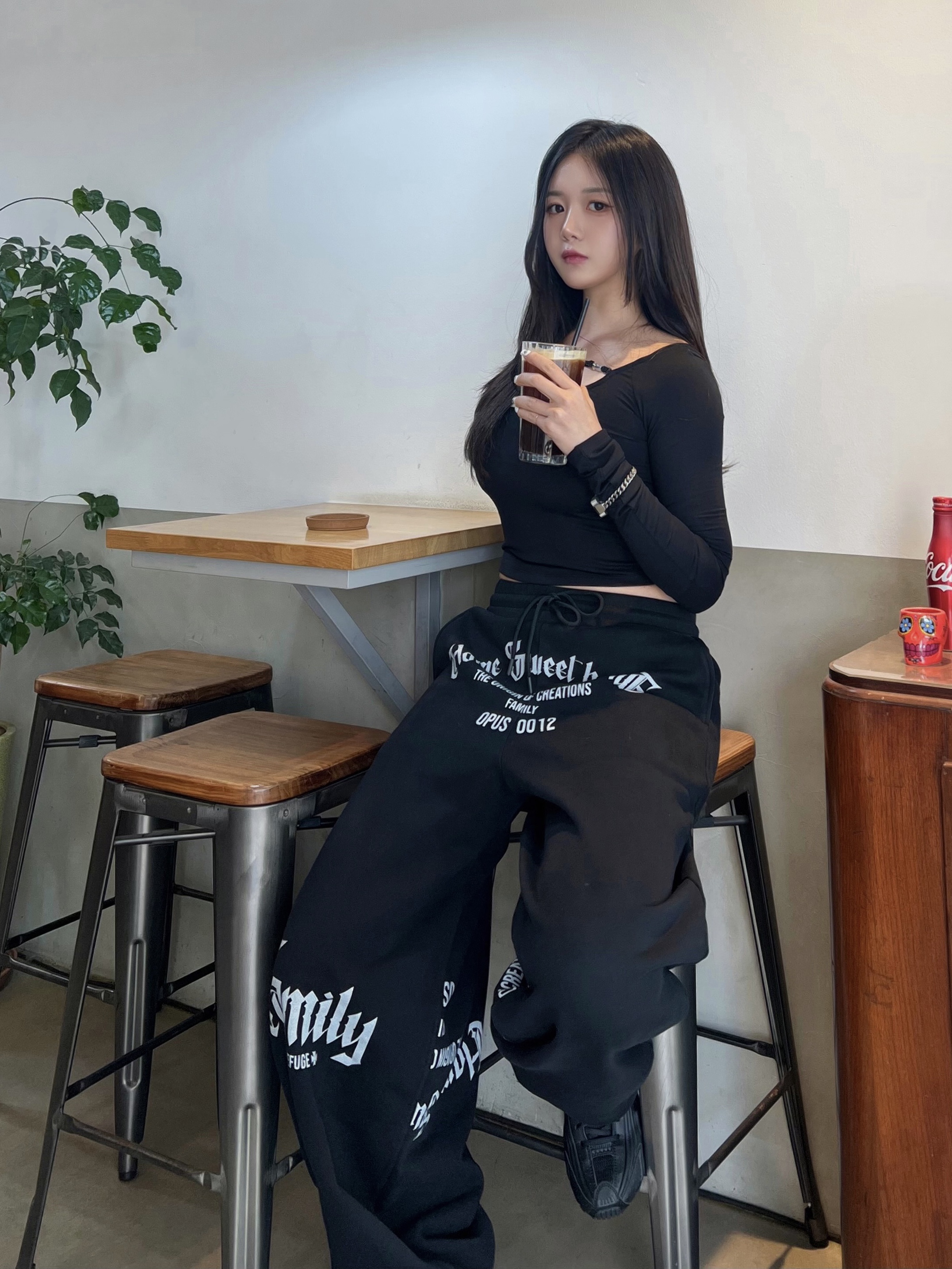 OJOS i:e Fluid Longsleeve T-shirt 01 Black, (W) Nike Shox TL Black and Max Orange 착용 스타일 - 3
