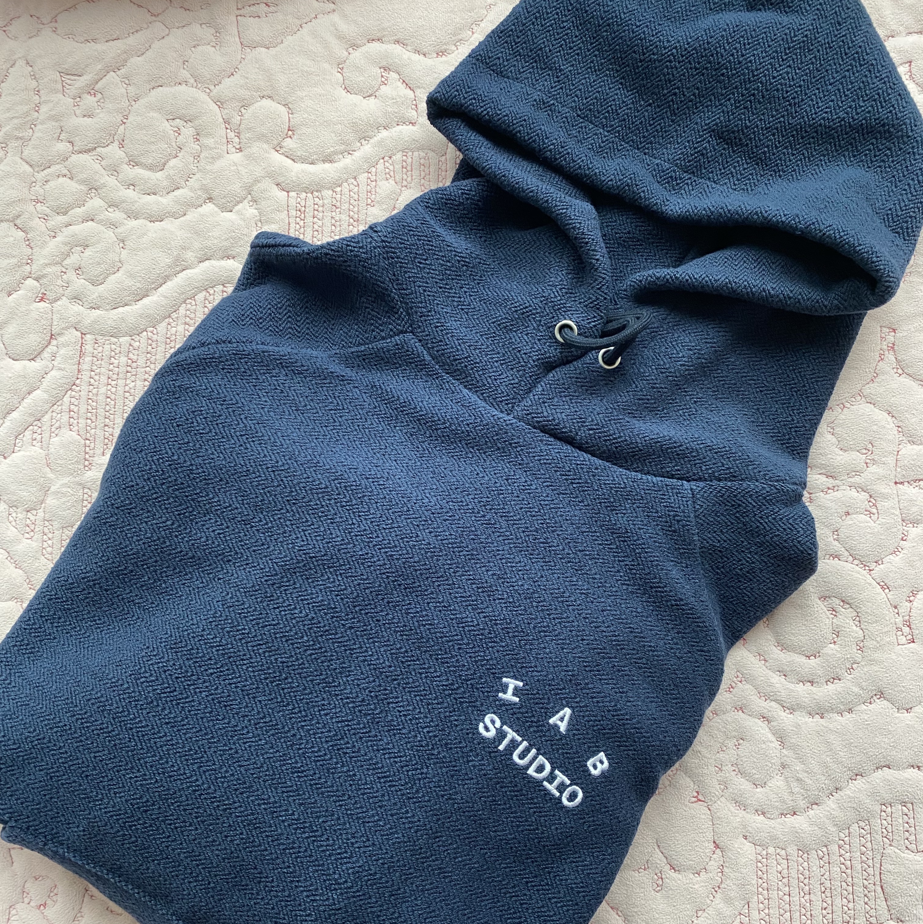 IAB Studio Herringbone Hoodie Navy White 착용 스타일