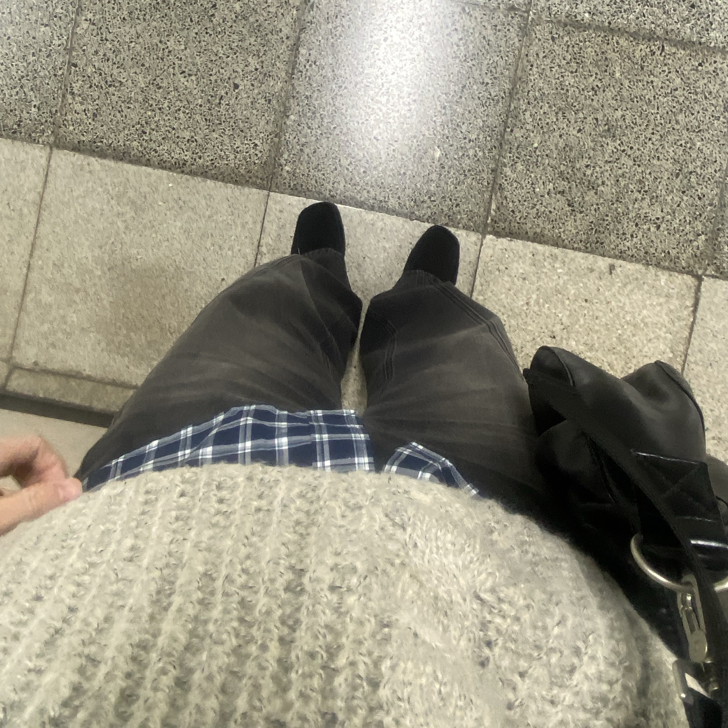 Clarks Wallabee Black Suede 착용 스타일 - 3