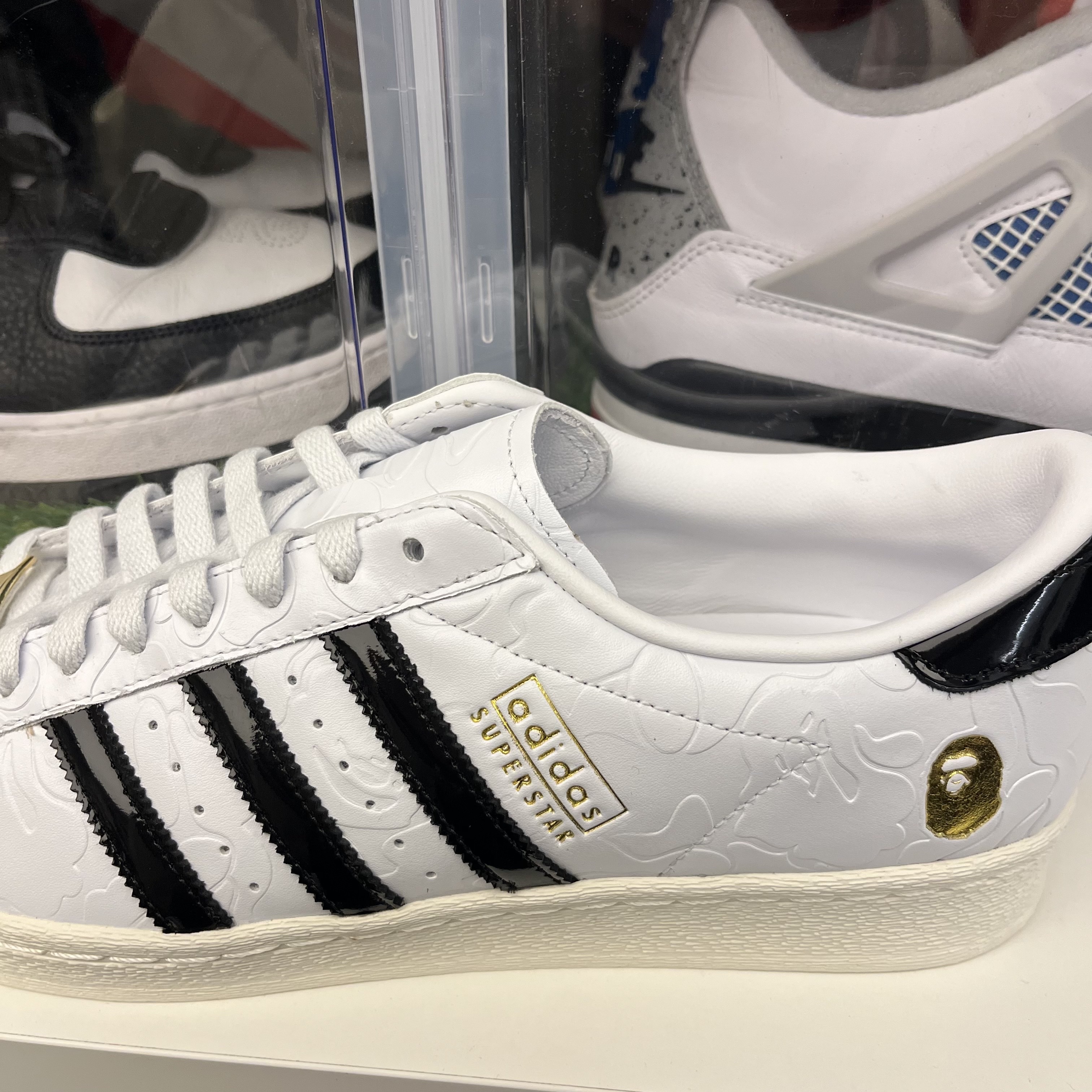 Adidas x BAPE Superstar Vintage Cloud White Core Black 착용 스타일 - 3