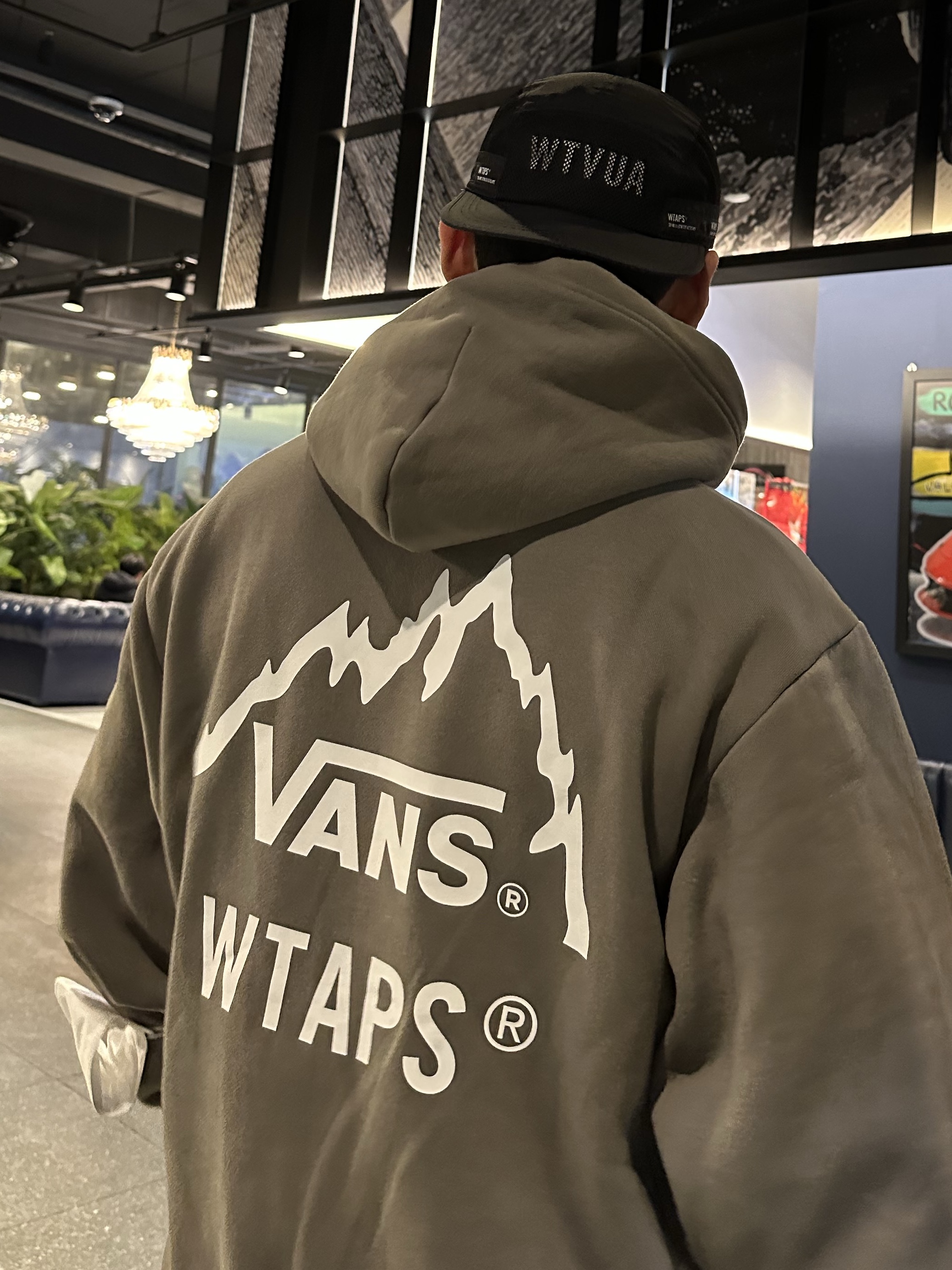 Vans Vault x WTAPS Vault Pullover Hoodie Smokey Olive 착용 스타일