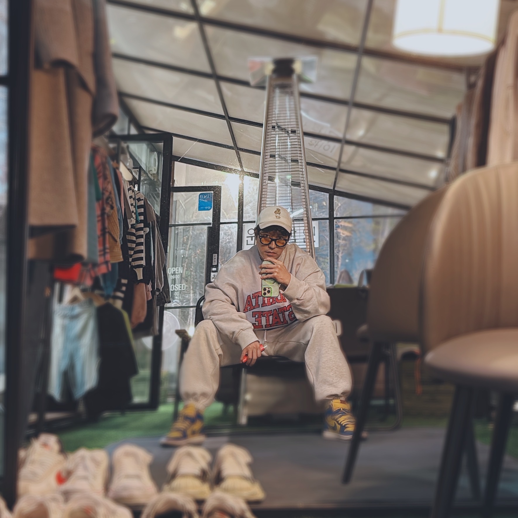 Maison Mihara Yasuhiro Hank OG Sole Canvas Low-top Sneakers White, Maison Mihara Yasuhiro Blakey VL OG Sole Canvas Low-top Sneakers Black 착용 스타일 - 2