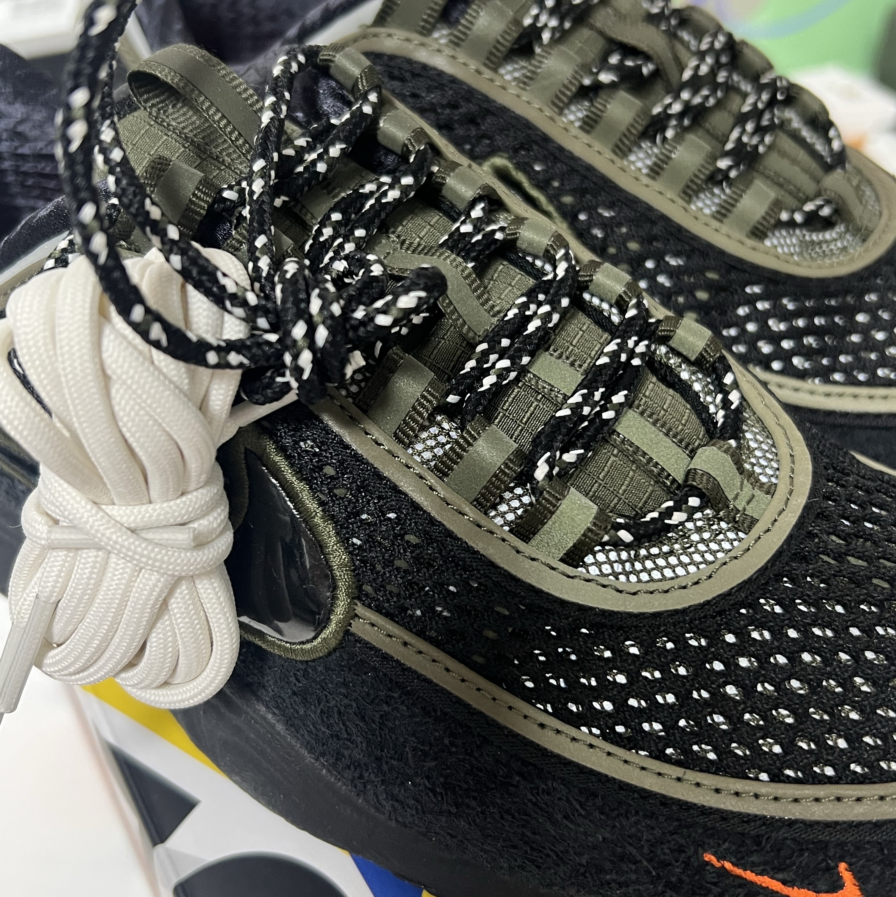 Nike x Undefeated Air Zoom Spiridon Cargokhaki Black 착용 스타일 - 3