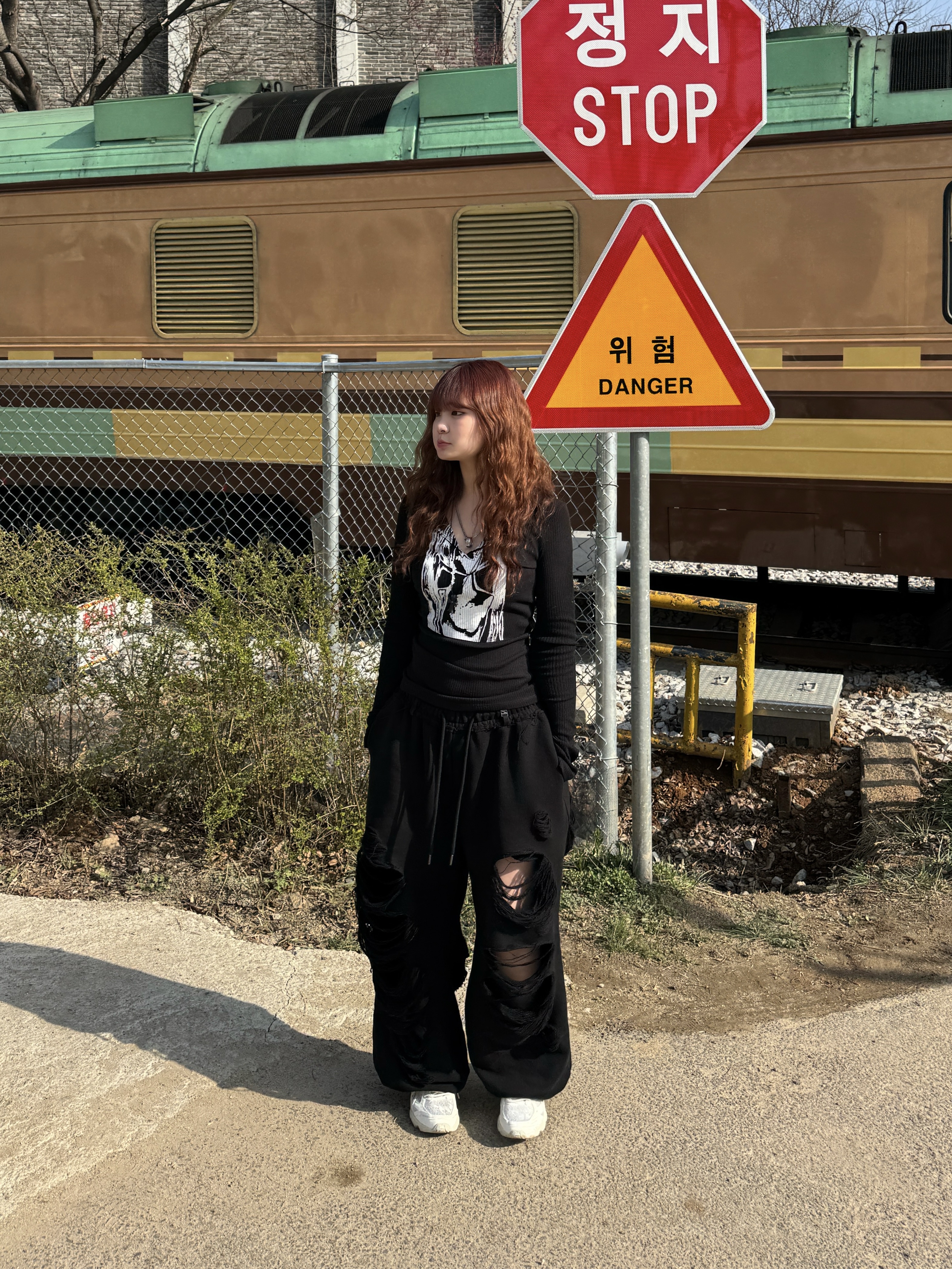[KREAM 단독] Bonnae Women Collar Graphic Top Black 착용 스타일 - 1