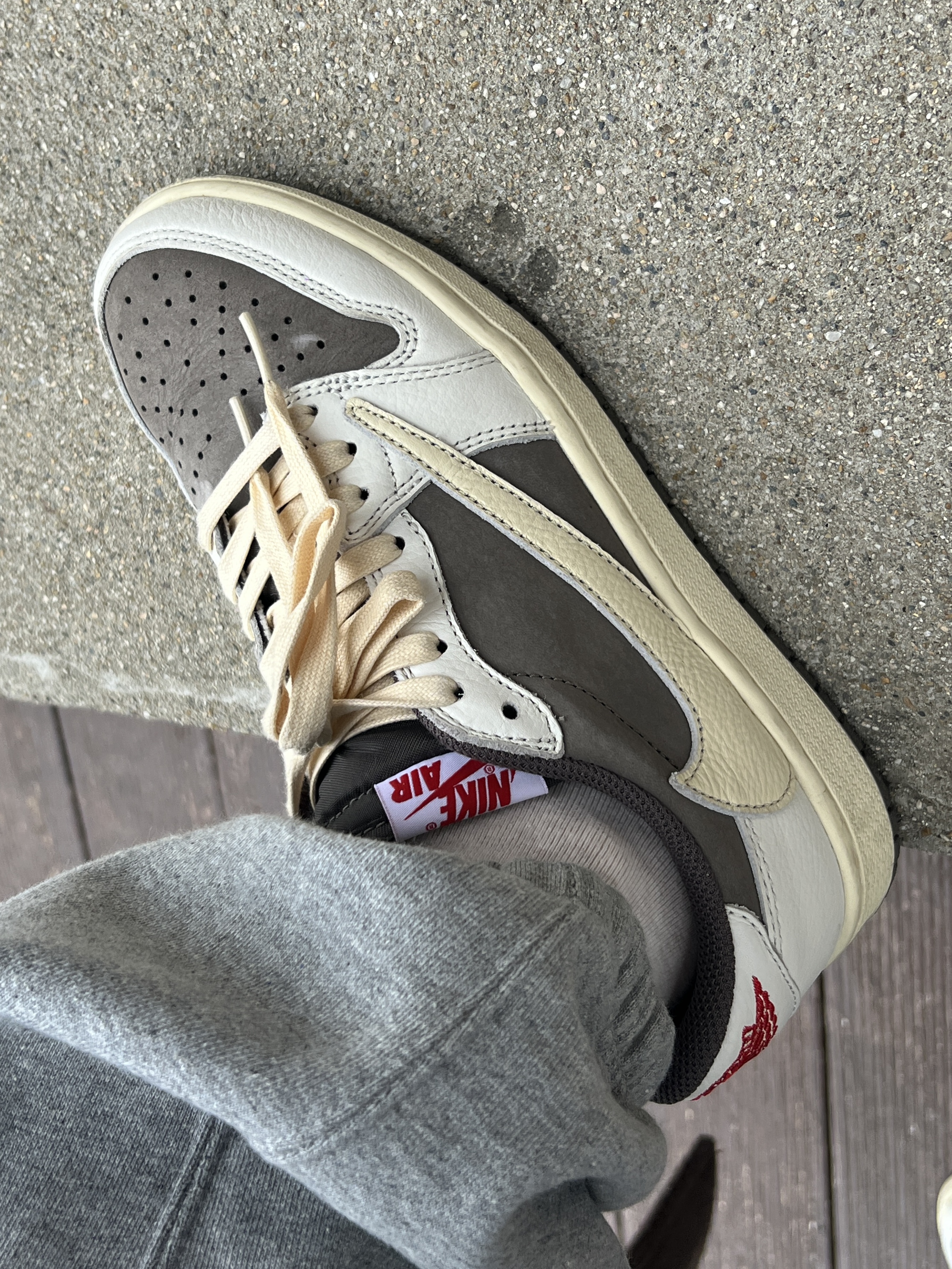 Jordan 1 x Travis Scott Retro Low OG SP Sail and Ridgerock, Nike x Stussy NRG RA Pullover Hoodie Dark Grey Heather (DJ9488-063) 착용 스타일 - 6