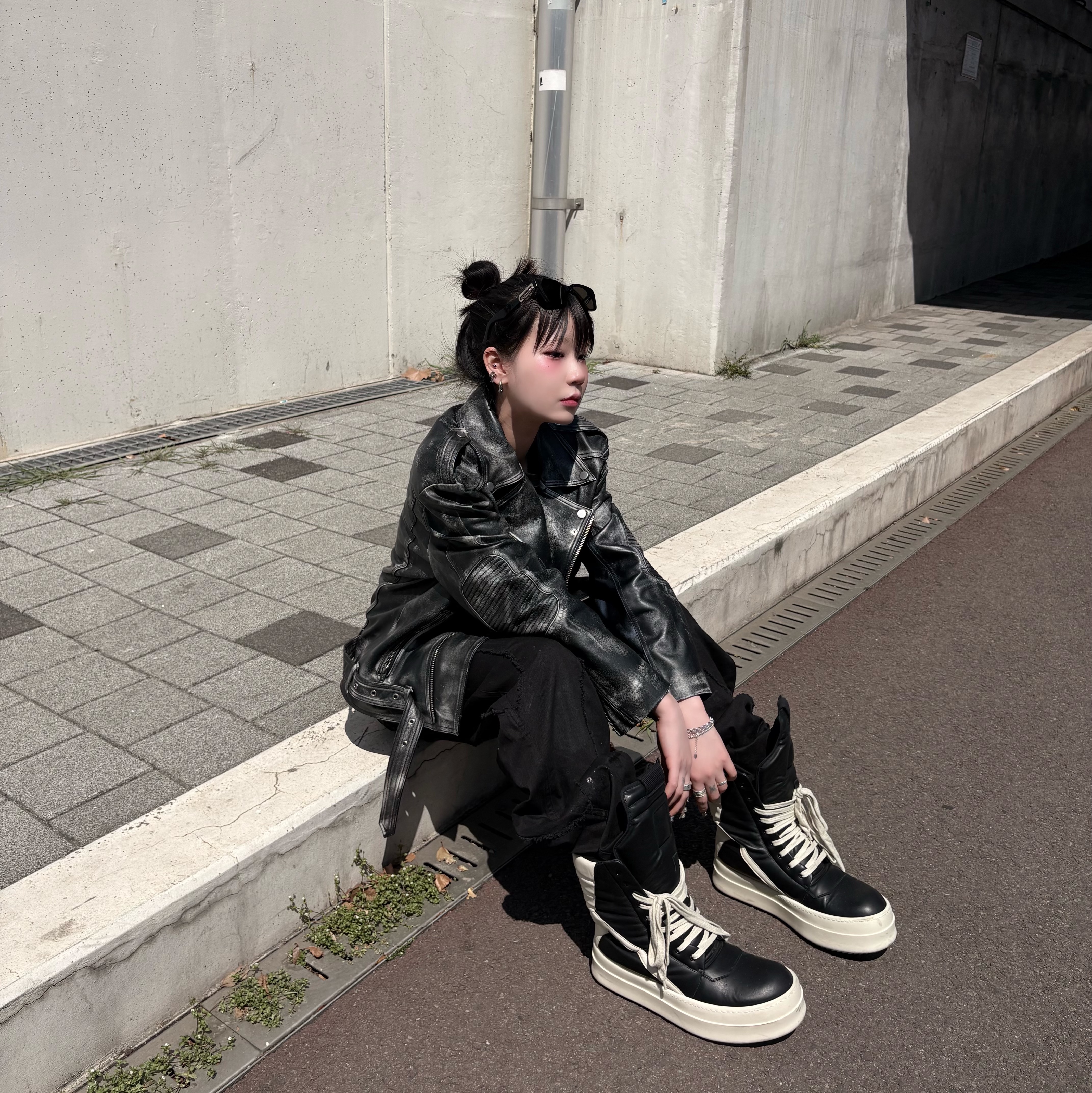 Rick Owens Hollywood Mega Bumper Geobasket in Full Grain Calf Leather Black Milk 착용 스타일 - 2