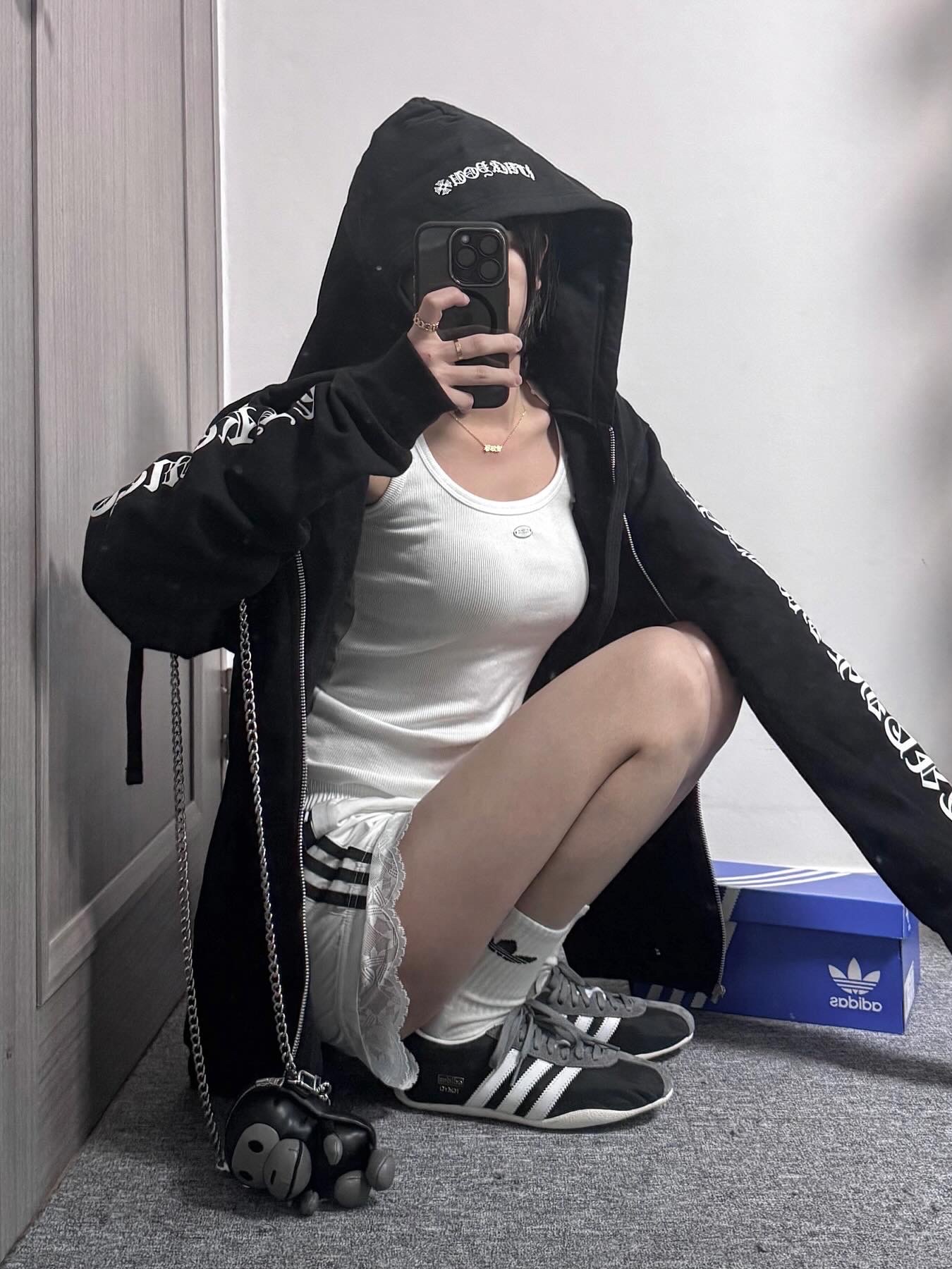 (W) Adidas Tokyo Black, BAPE Baby Milo Mini Shoulder Bag Black 착용 스타일 - 4