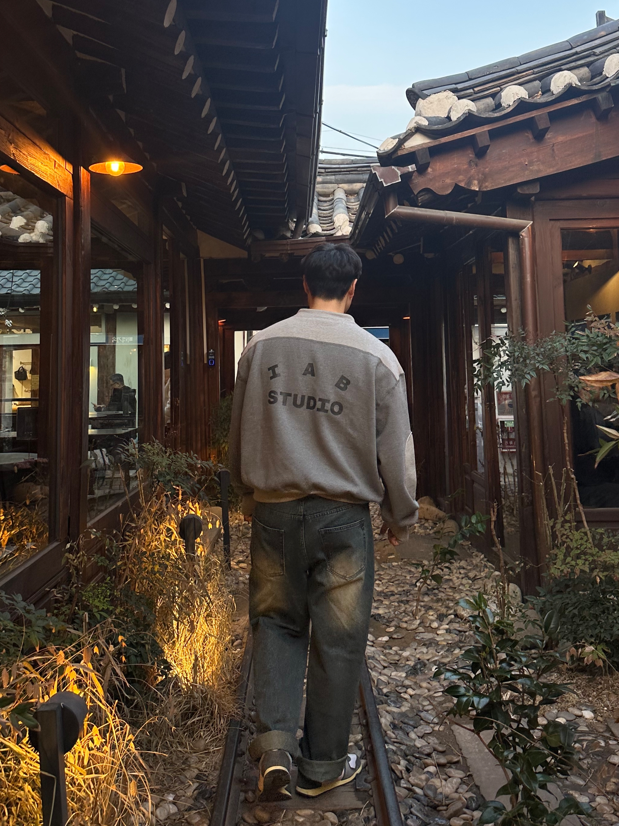 IAB Studio x Delicious in Dungeon Laios Sweatshirt Gray, Nike Air Vortex VNTG White Wolf Grey 착용 스타일 - 3