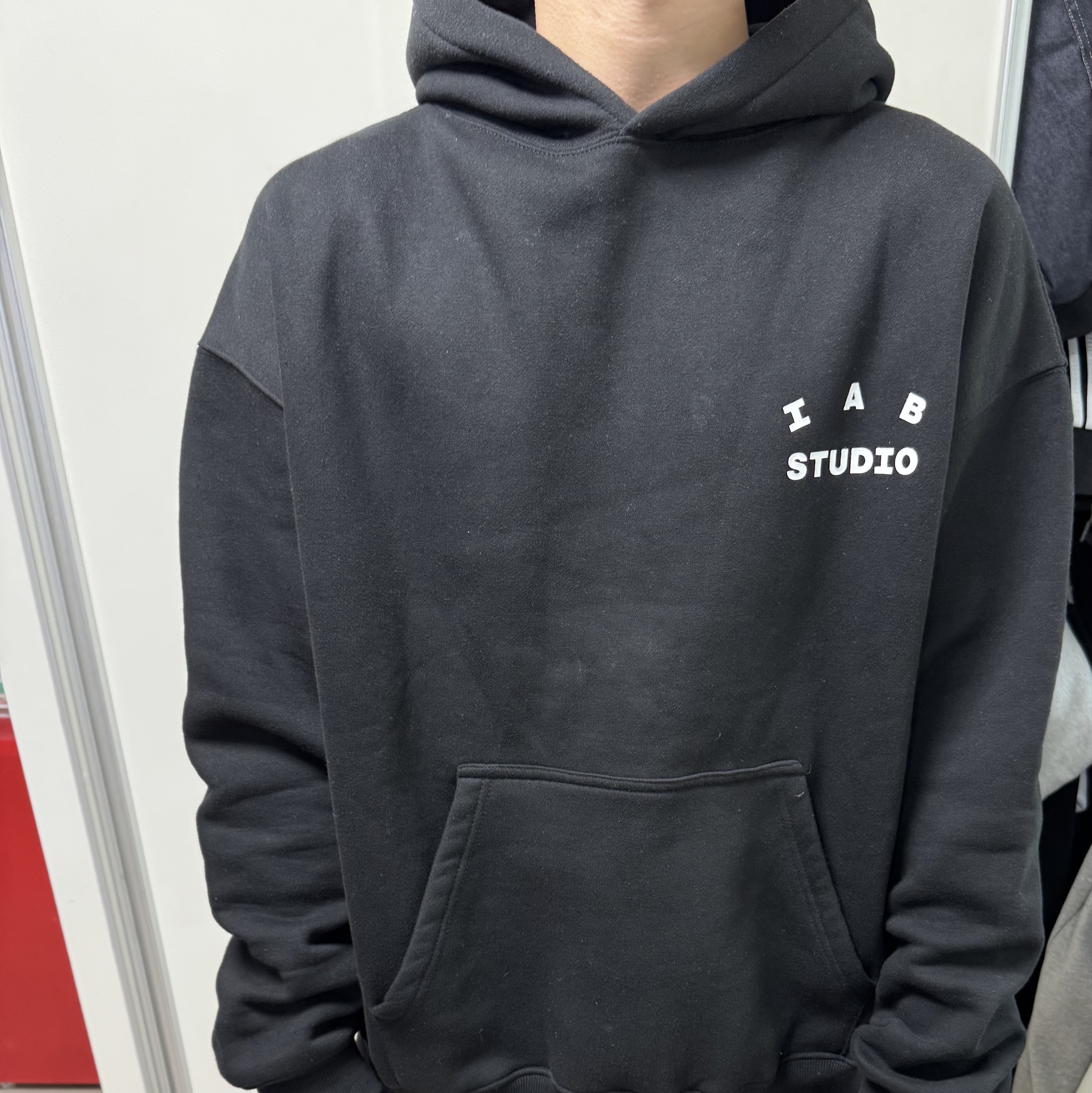 IAB Studio Hoodie Black 착용 스타일 - 2
