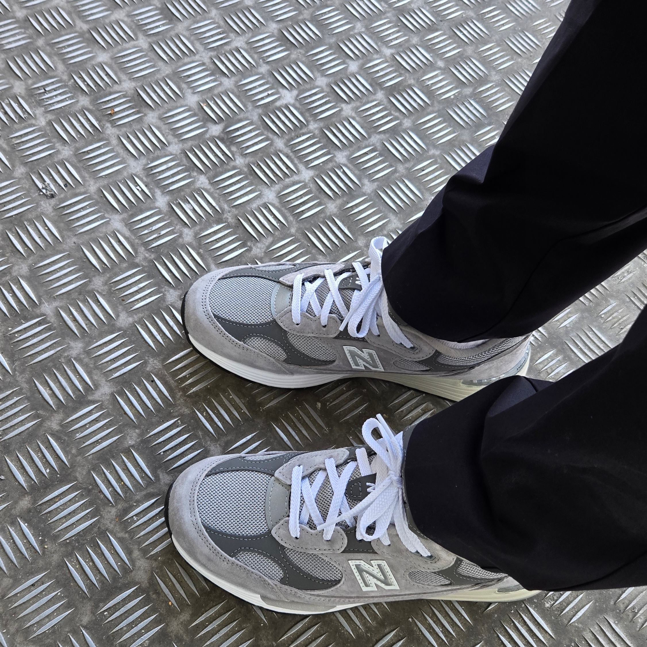 New Balance 992 Made in USA Core Grey Silver Metallic 착용 스타일