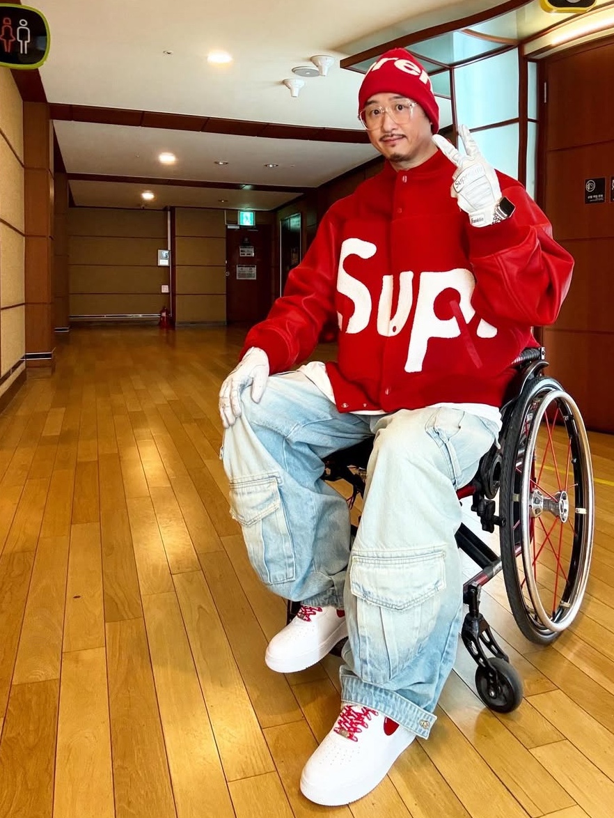 Supreme Big Logo Chenille Varsity Jacket Red - 24SS, Supreme Big Logo Beanie Red - 23FW 착용 스타일 - 1