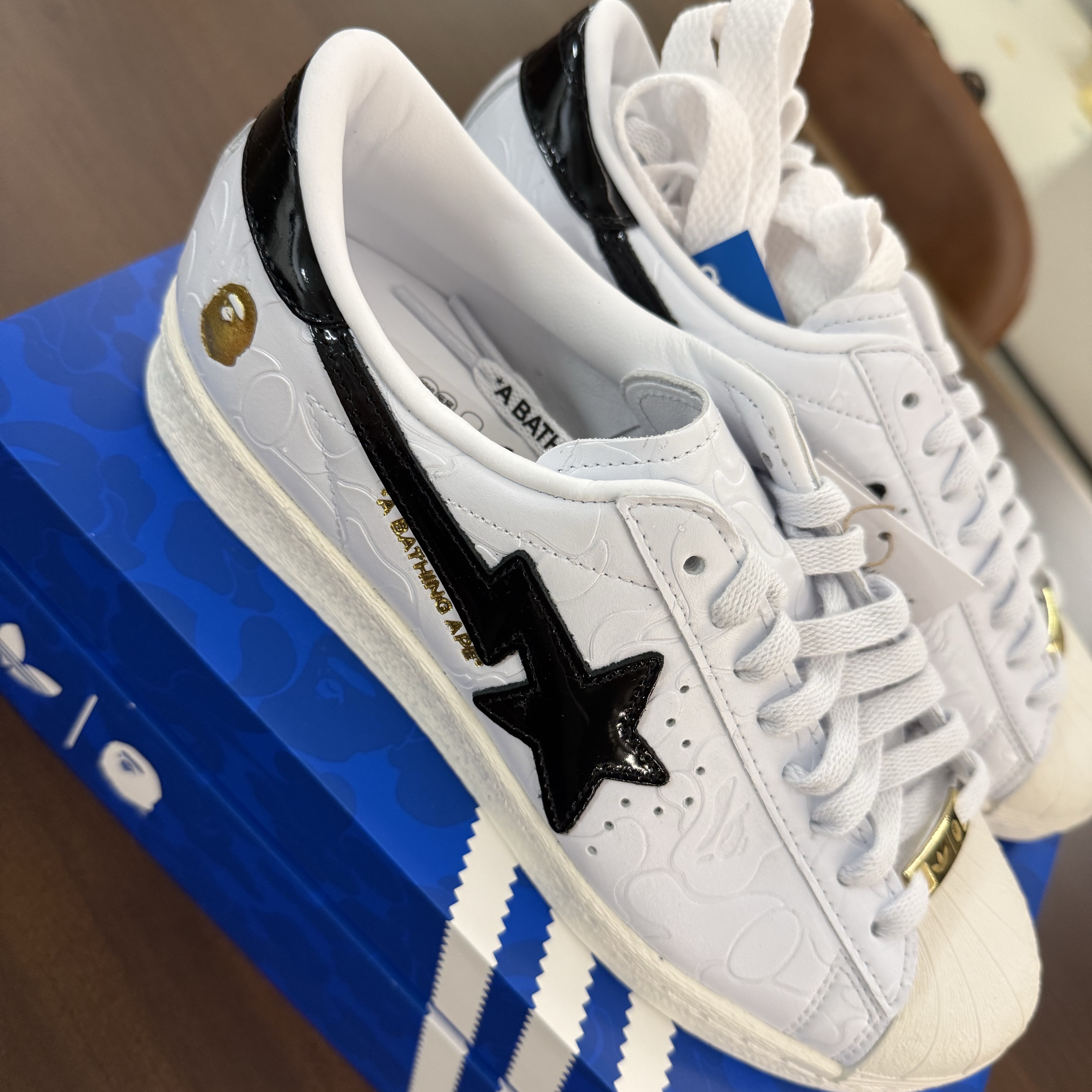 아디다스 x 베이프 슈퍼스타 80s 화이트 블랙, 아디다스 x 베이프 슈퍼스타 빈티지 블루 클라우드 화이트 착용 스타일 - 2