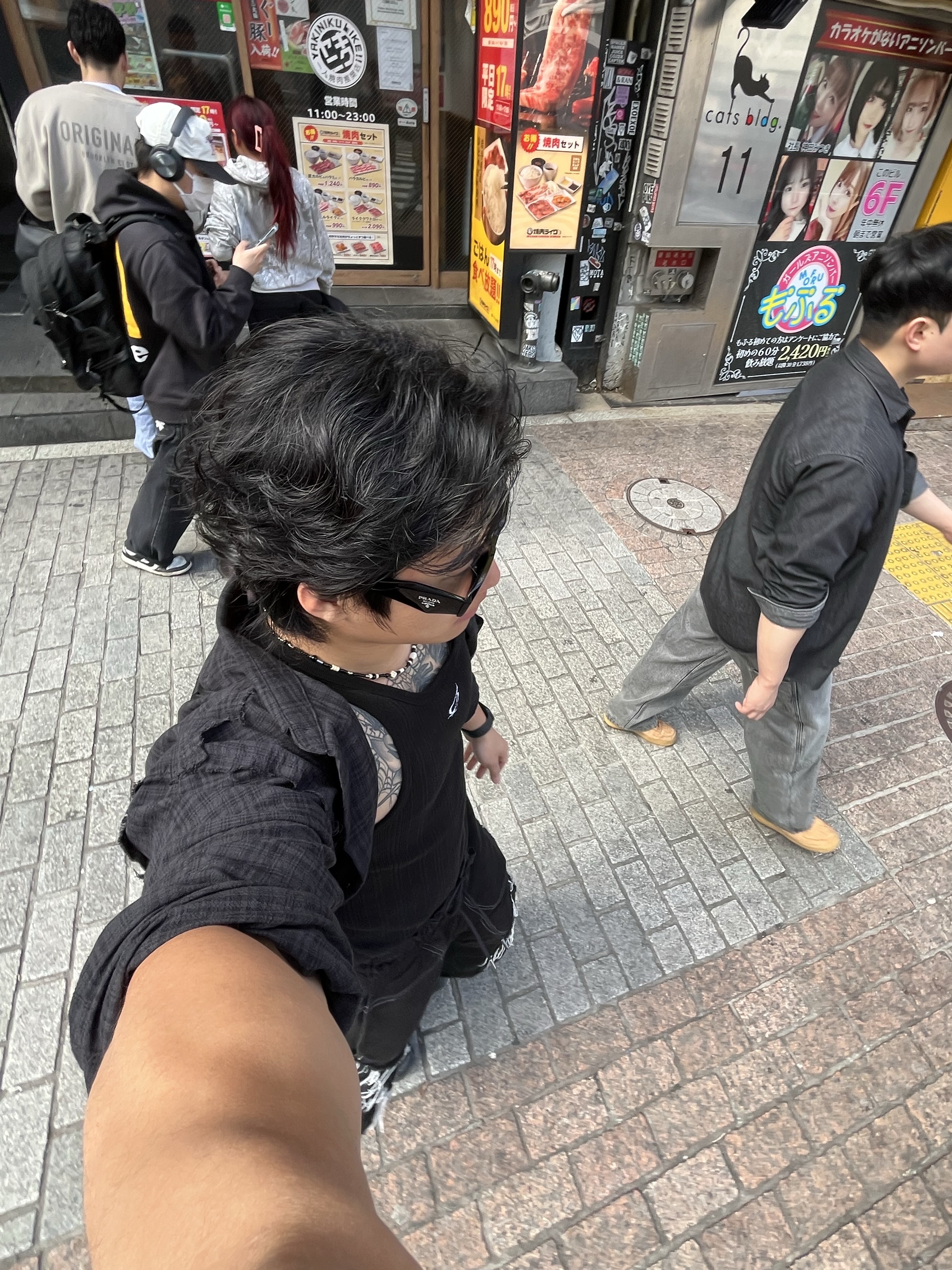 제이디드 런던 파라슈트 카고 팬츠 블랙, 프라다 심볼 선글라스 슬레이트 그레이 렌즈 얼터너티브 핏 착용 스타일 - 1