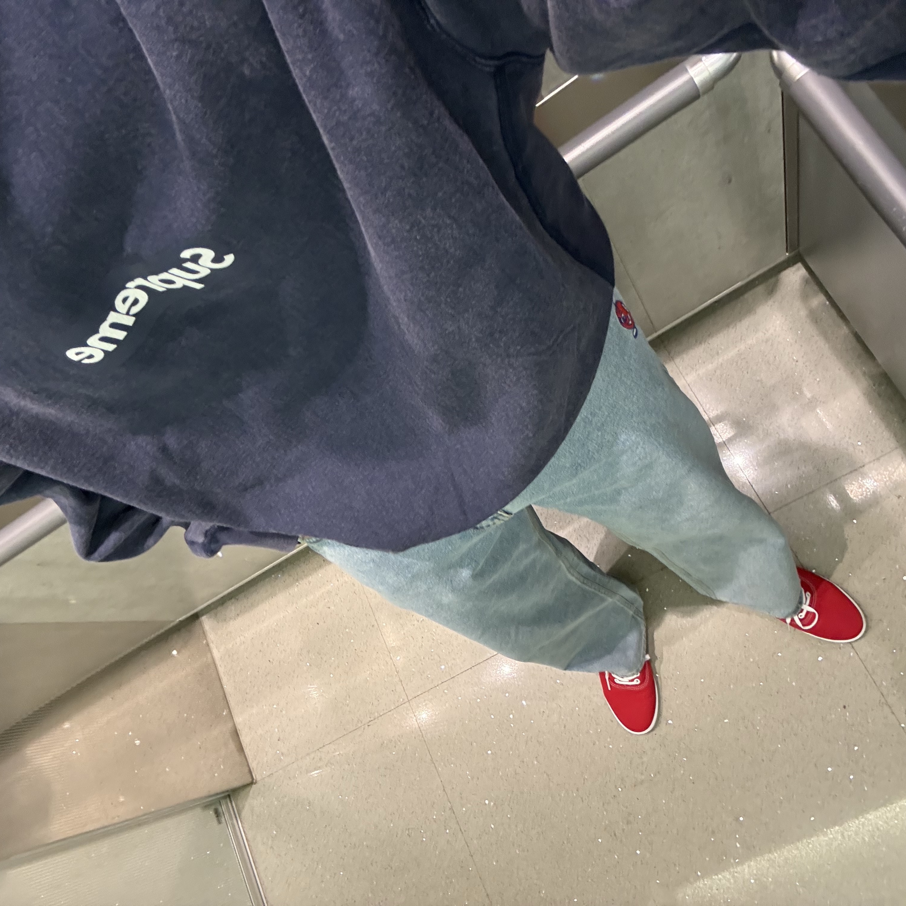 Supreme Washed Box Logo Crewneck Navy - 25SS 착용 스타일