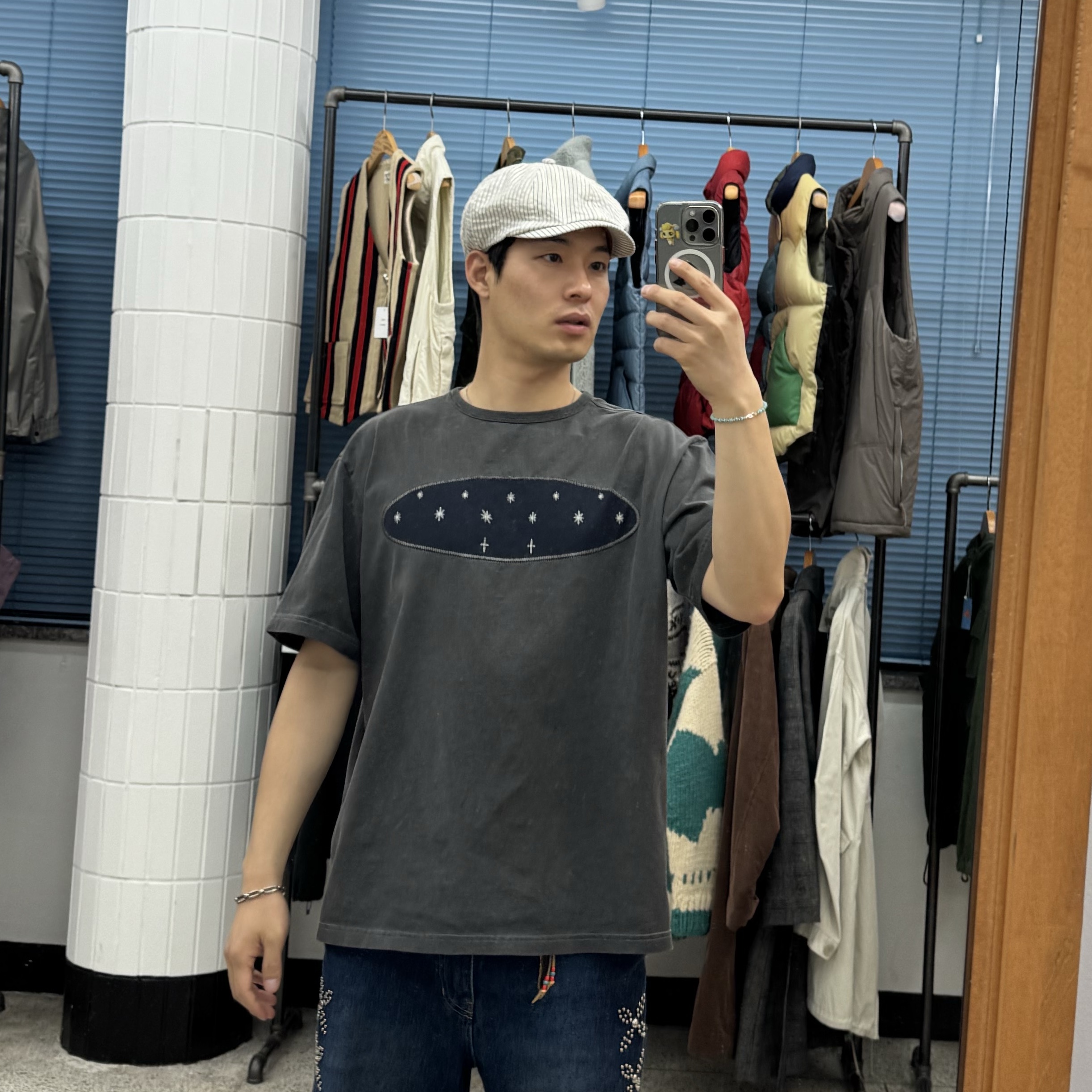 카락터 스테리 피그먼트 반팔 블랙 차콜 착용 스타일 - 2