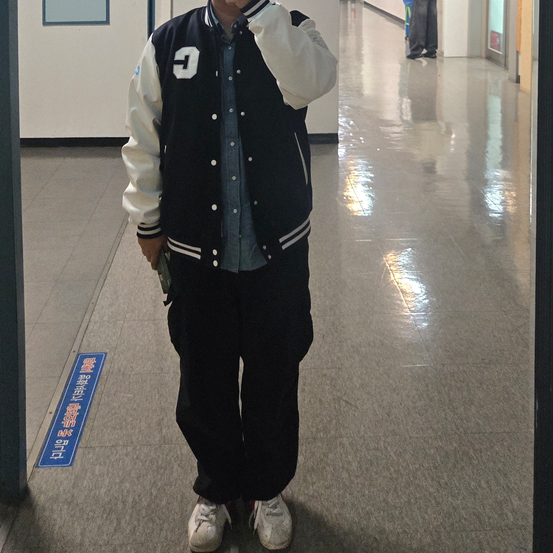 나이키 x 사카이 줌 코르테즈 SP 화이트 앤 유니버시티 레드 착용 스타일