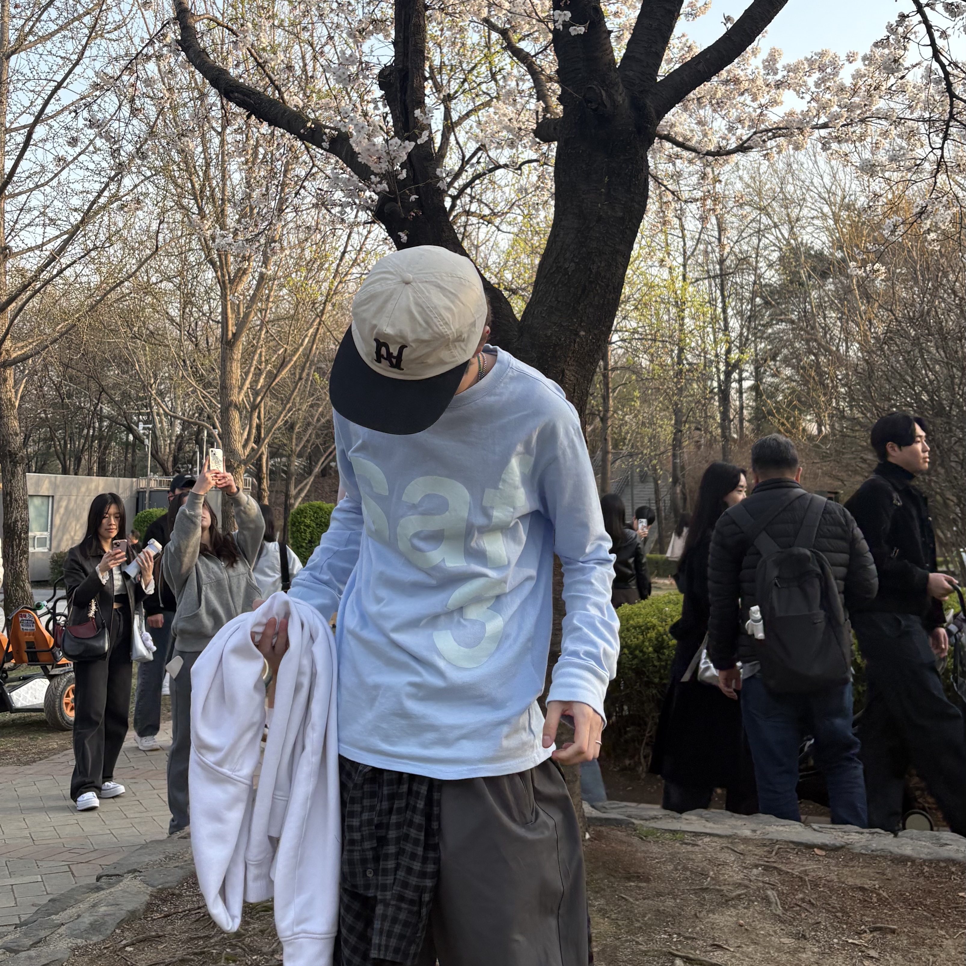 [예약 배송][KREAM 단독] Safarispot Basic Safari LS T-Shirt Sky 착용 스타일