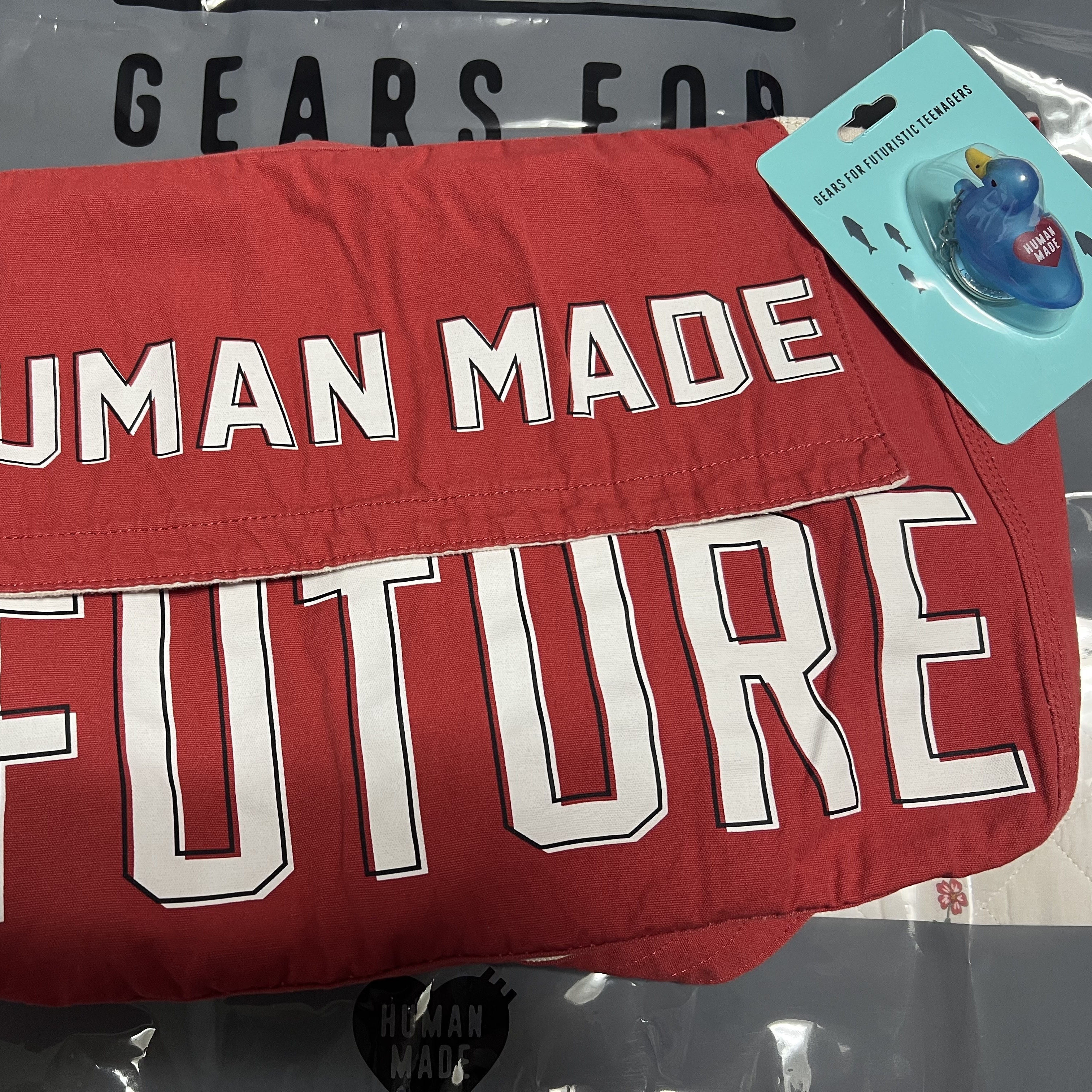 Human Made Mail Bag Small Red, Human Made Duck PVC Key Chain Blue 착용 스타일 - 2