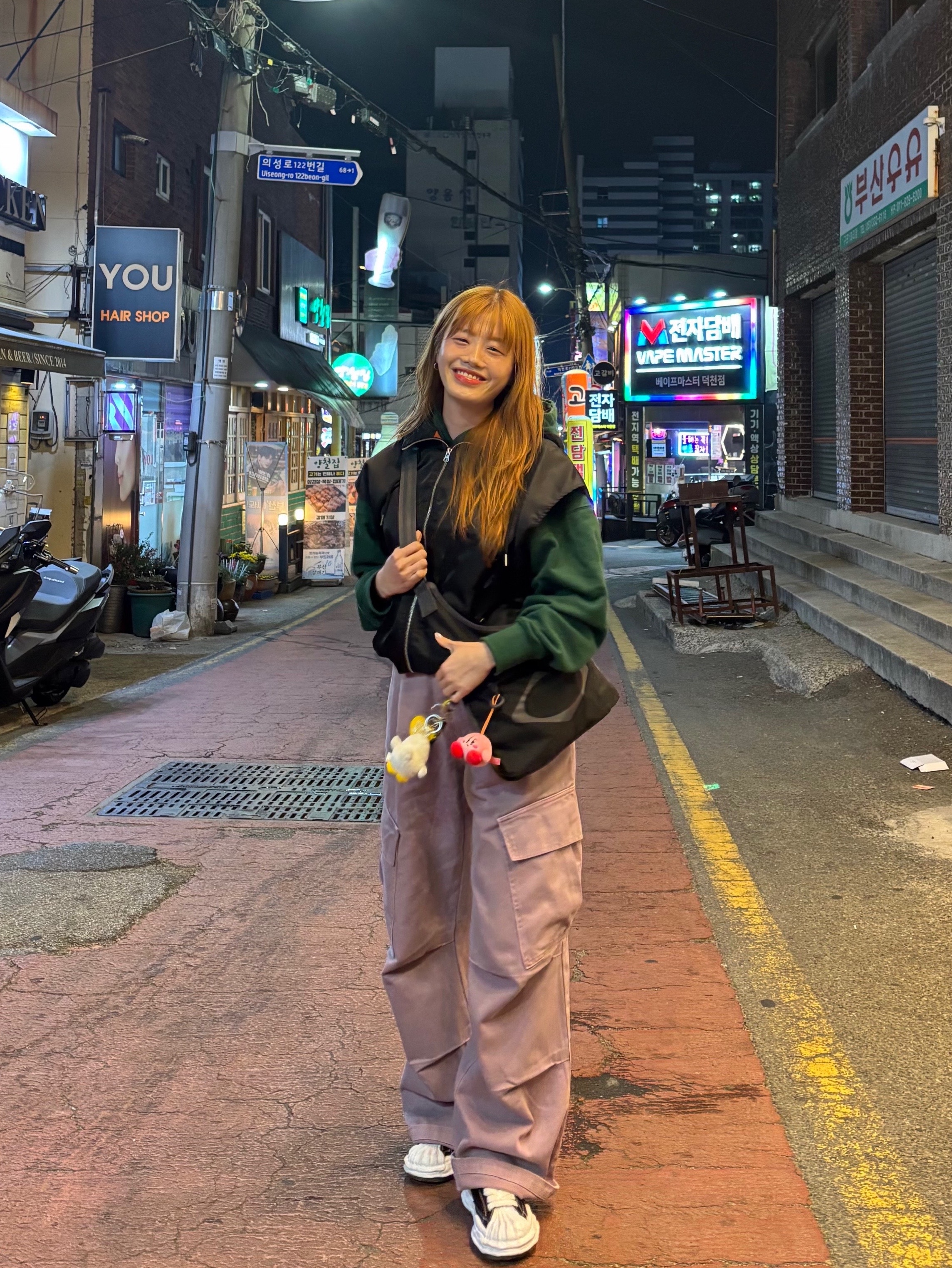메종 미하라 야스히로 블레이키 OG 솔 캔버스 로우탑 스니커즈 블랙 화이트, 미스치프 라이트웨이트 플랫 크로스백 블랙 착용 스타일 - 4