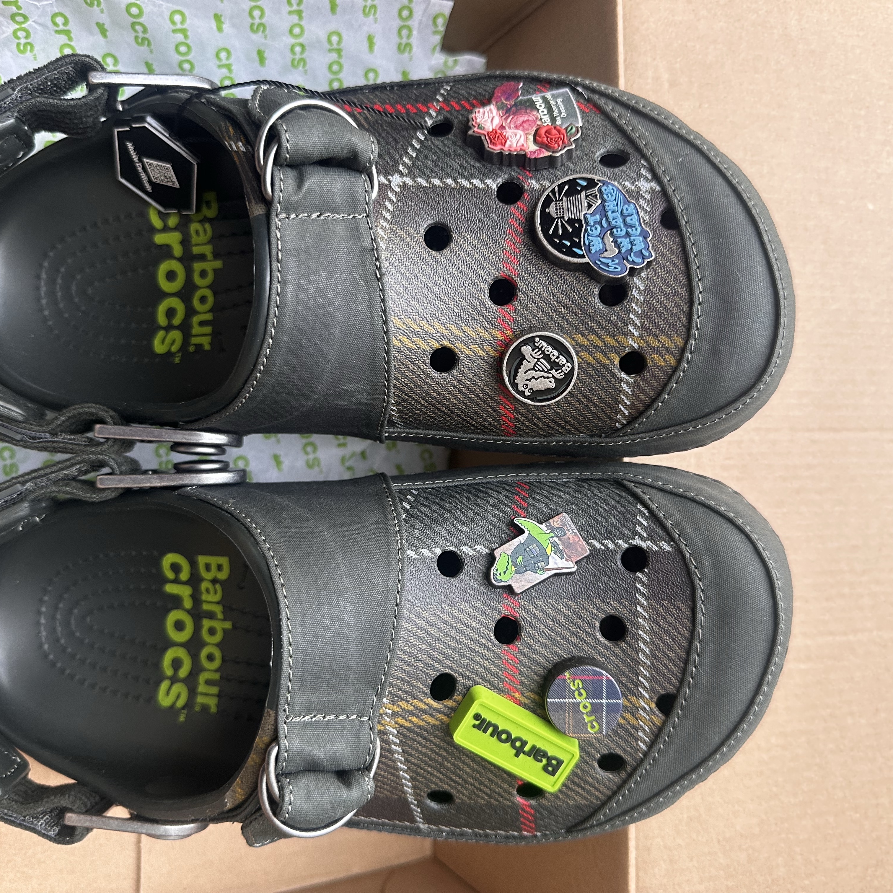 Crocs x Barbour Classic Clog Kelp 착용 스타일