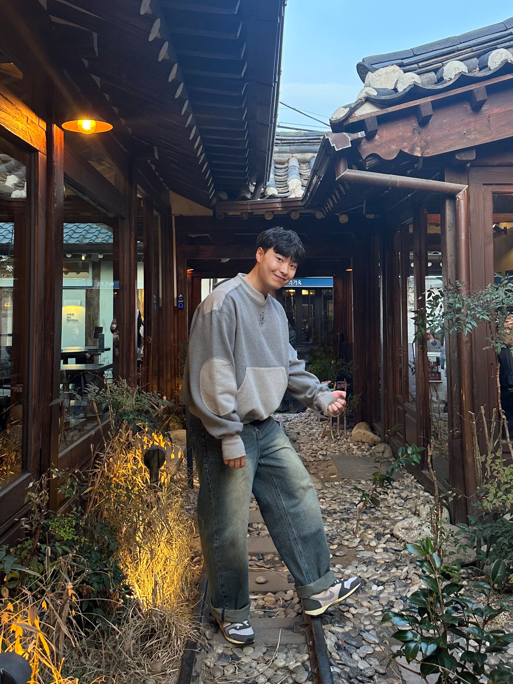 IAB Studio x Delicious in Dungeon Laios Sweatshirt Gray, Nike Air Vortex VNTG White Wolf Grey 착용 스타일 - 2