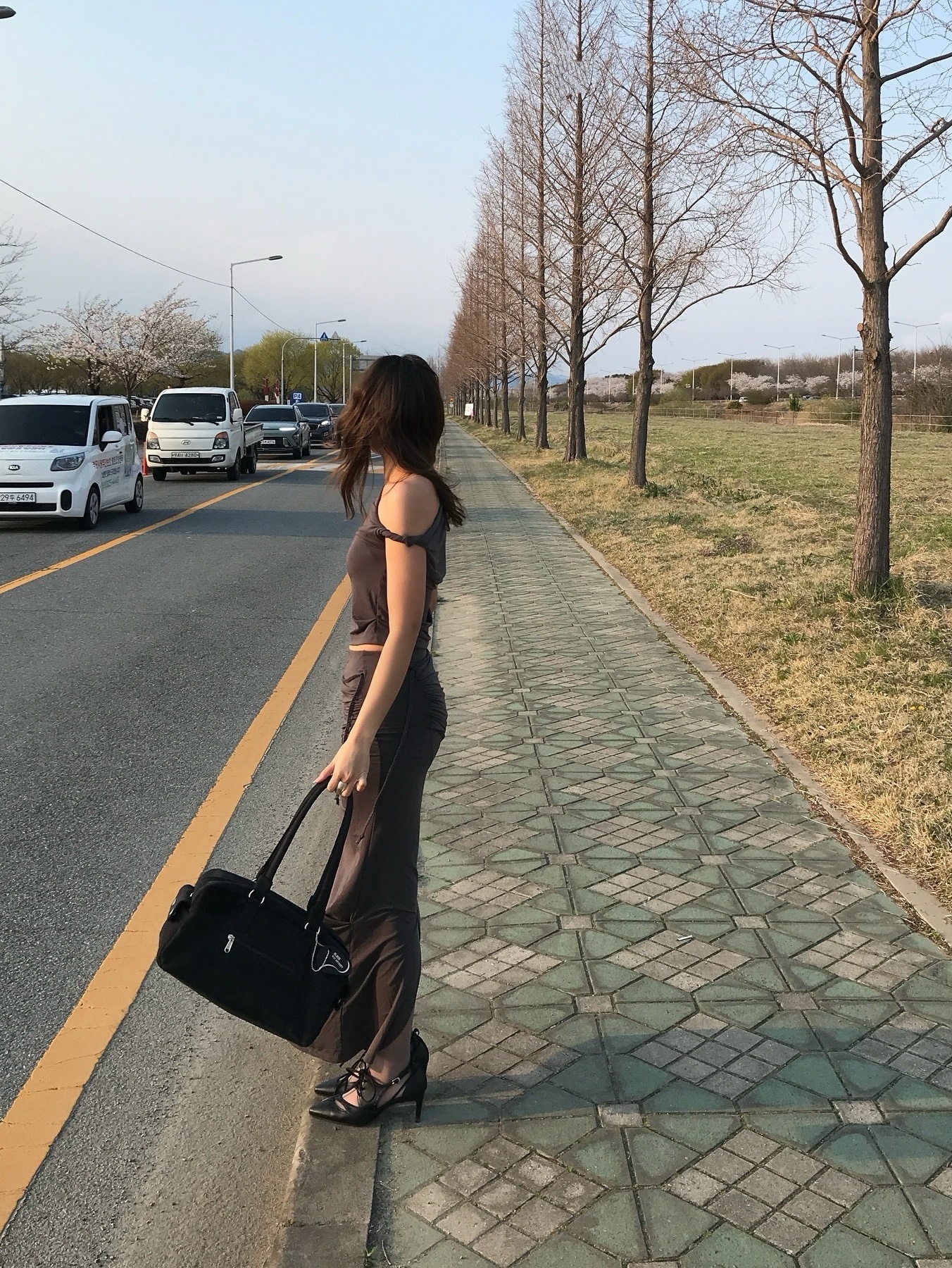 오호스 트위스티드 턱 캡 슬리브스 차콜, 오호스 레이어링 드레이프 맥시 스커트 차콜 착용 스타일 - 6