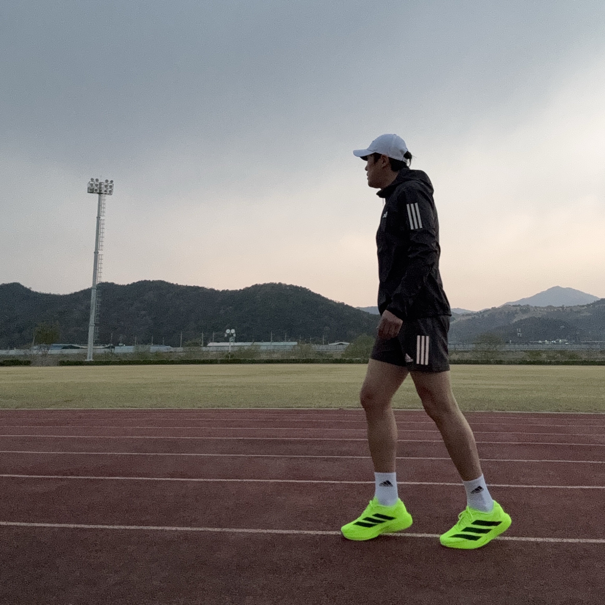 Adidas Adizero EVO SL Lucid Lemon Core Black 착용 스타일 - 2