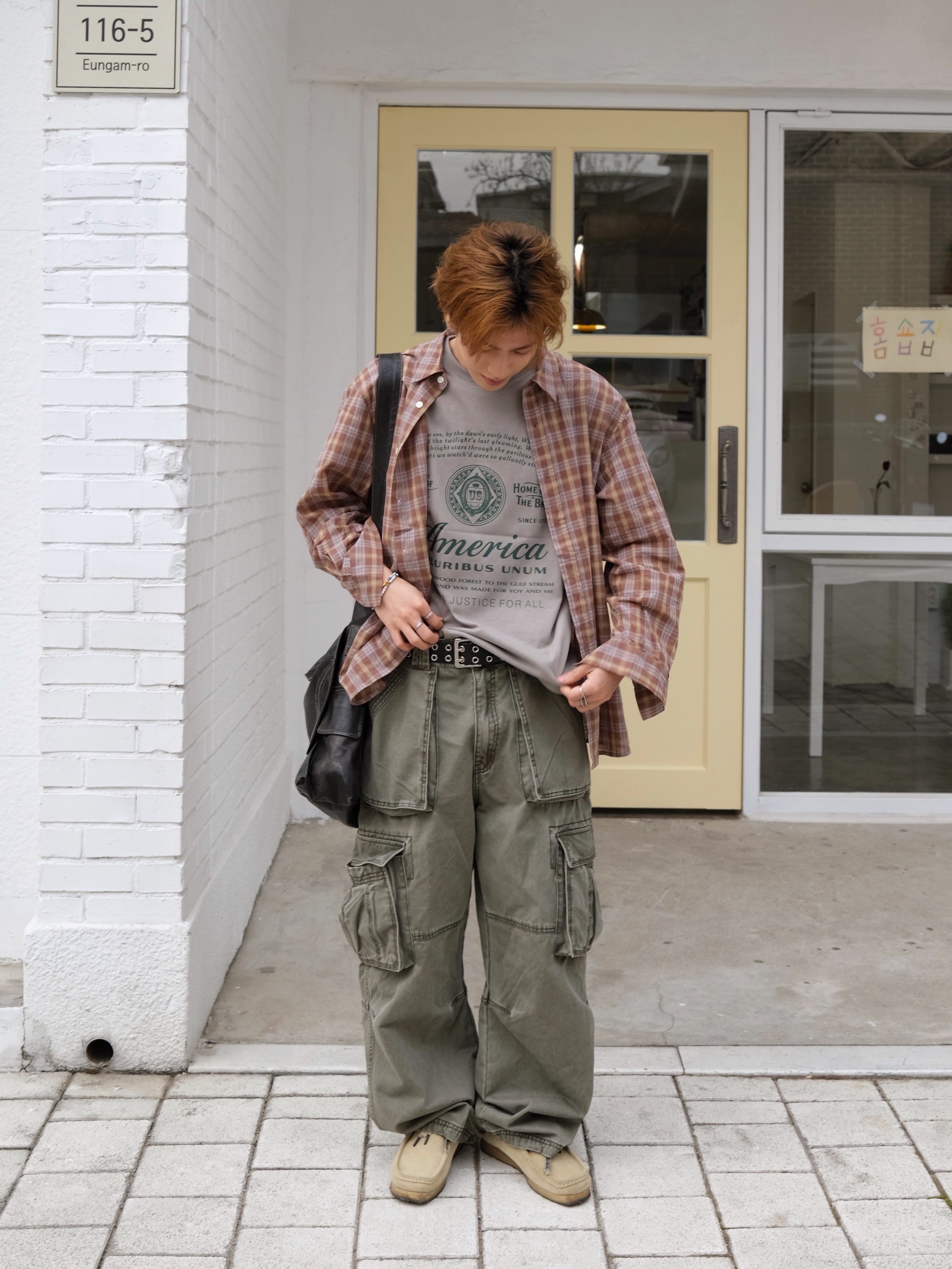 Clarks Wallabee Maple Suede 착용 스타일 - 3