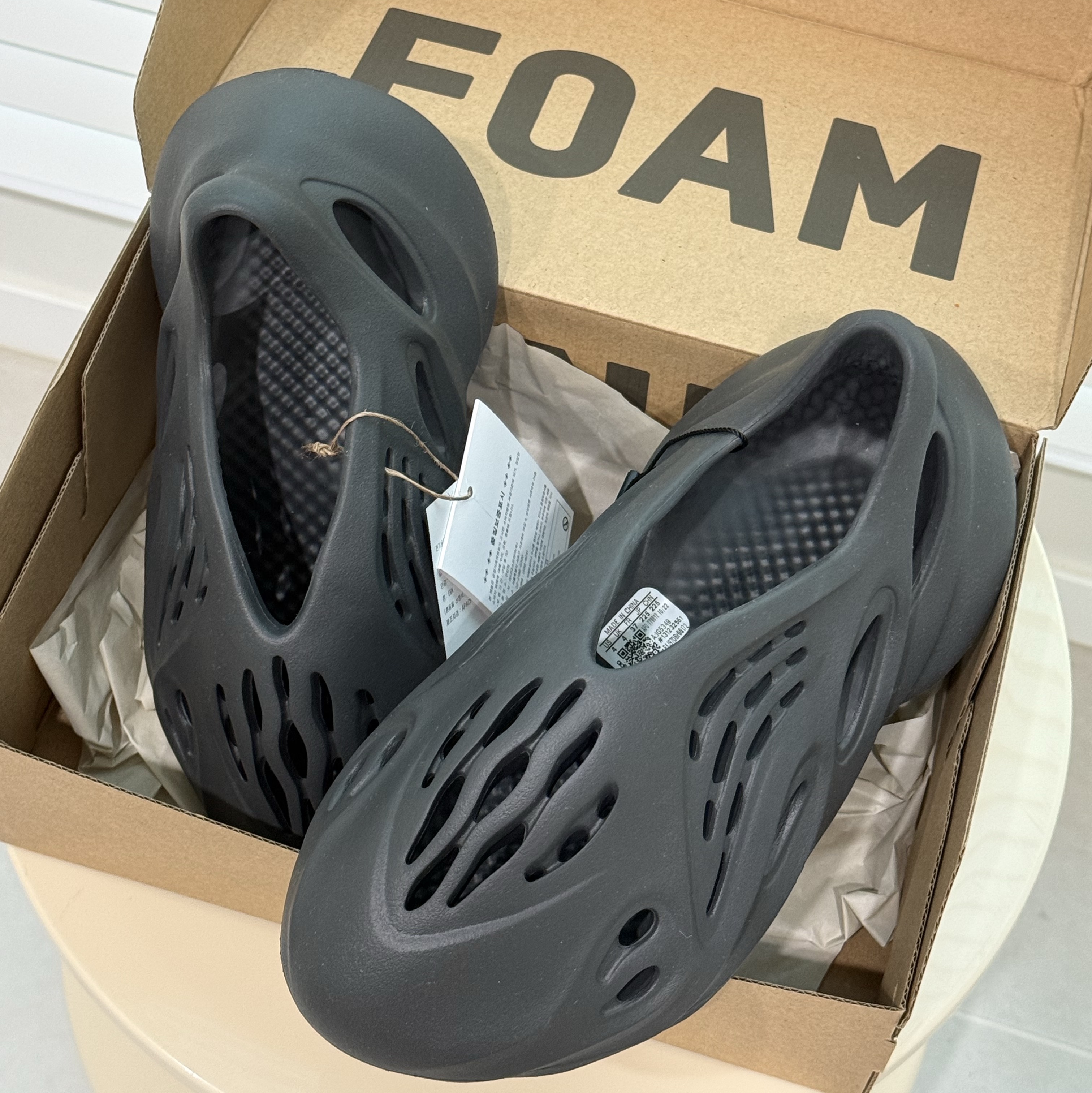 Adidas Yeezy Foam RNNR Carbon 착용 스타일