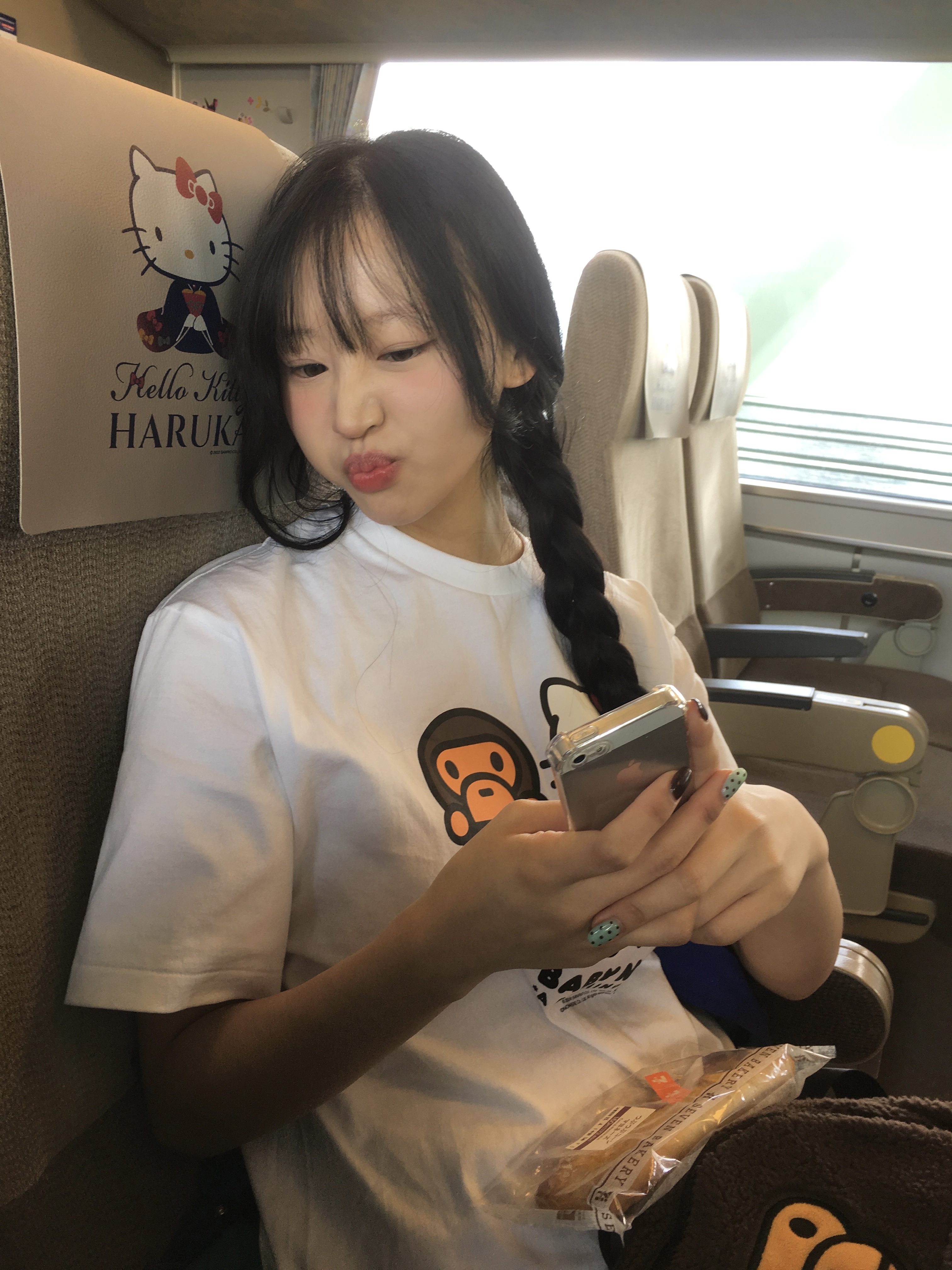 BAPE Baby Milo x Hello Kitty T-Shirt White 착용 스타일 - 3