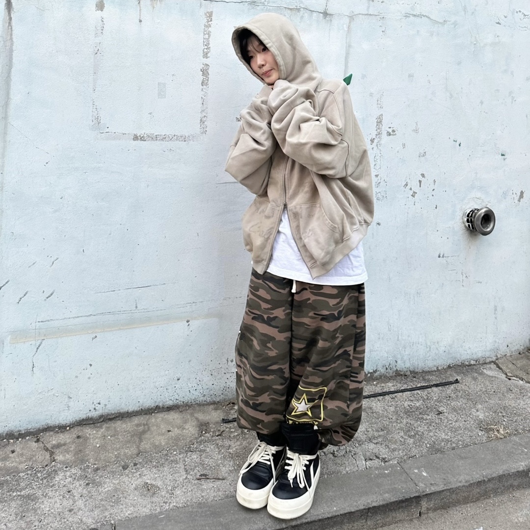 Rick Owens Hollywood Mega Bumper Geobasket in Full Grain Calf Leather Black Milk 착용 스타일 - 4