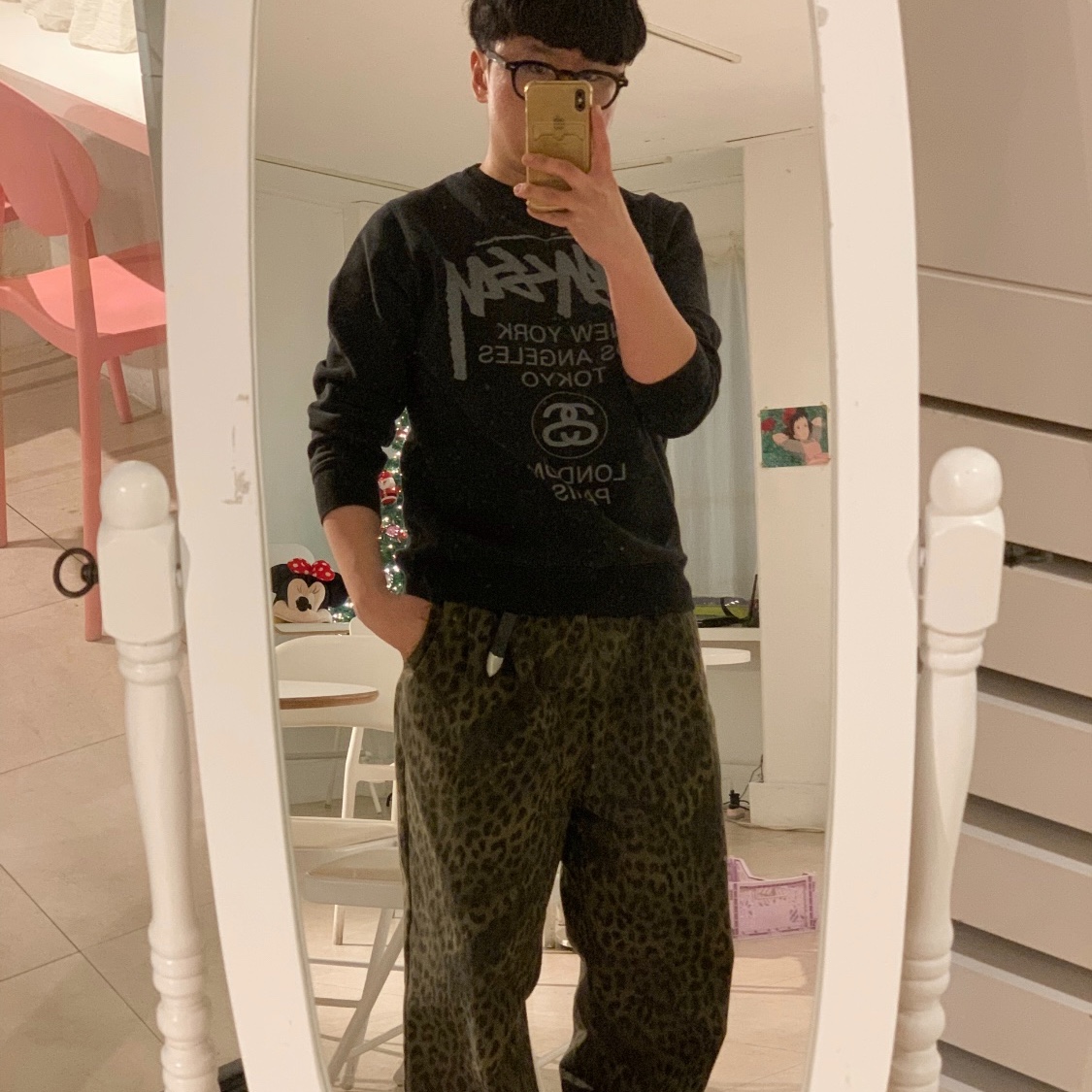 이알에스코 레오파드 배기 트라우져스 카키, 스투시 월드투어 크루넥 피그먼트 다이드 블랙 착용 스타일