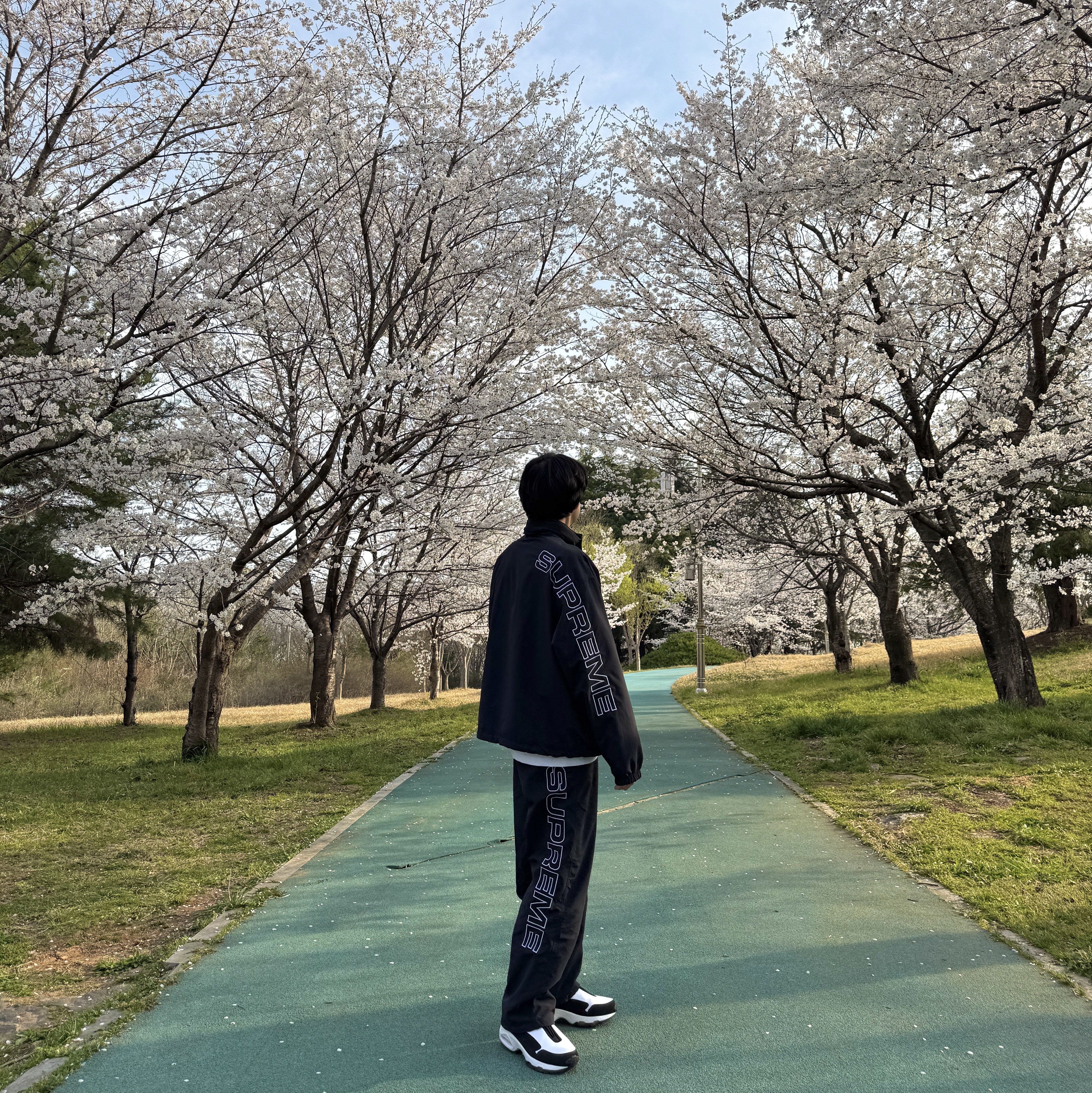 Supreme Spellout Embroidered Track Jacket Black - 24FW, Supreme Spellout Embroidered Track Pant Black - 24FW 착용 스타일 - 1