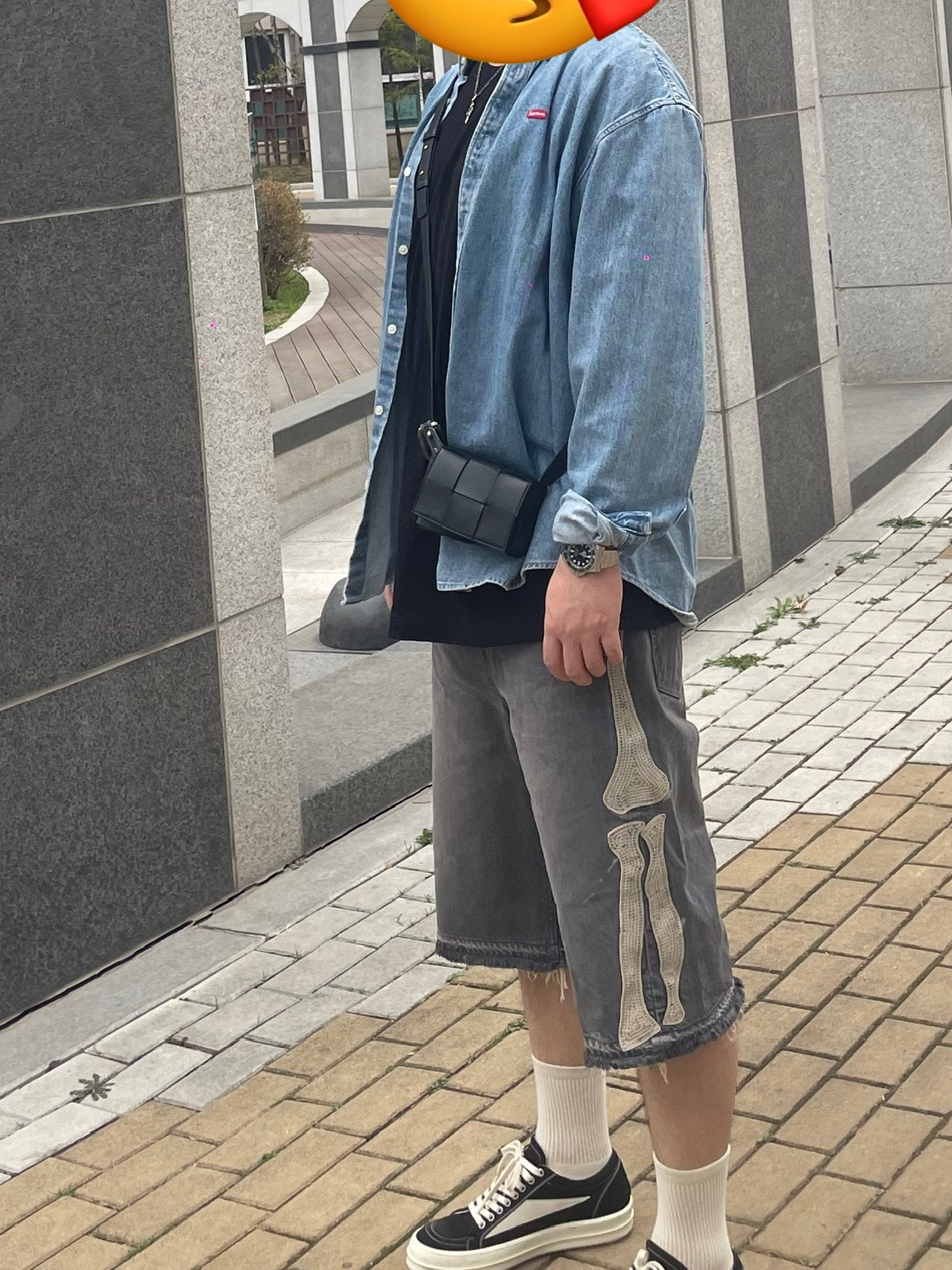 Supreme Small Box Denim Shirt Washed Indigo - 25SS, Chrome Hearts Horseshoe Logo Pocket T-Shirt Black 착용 스타일