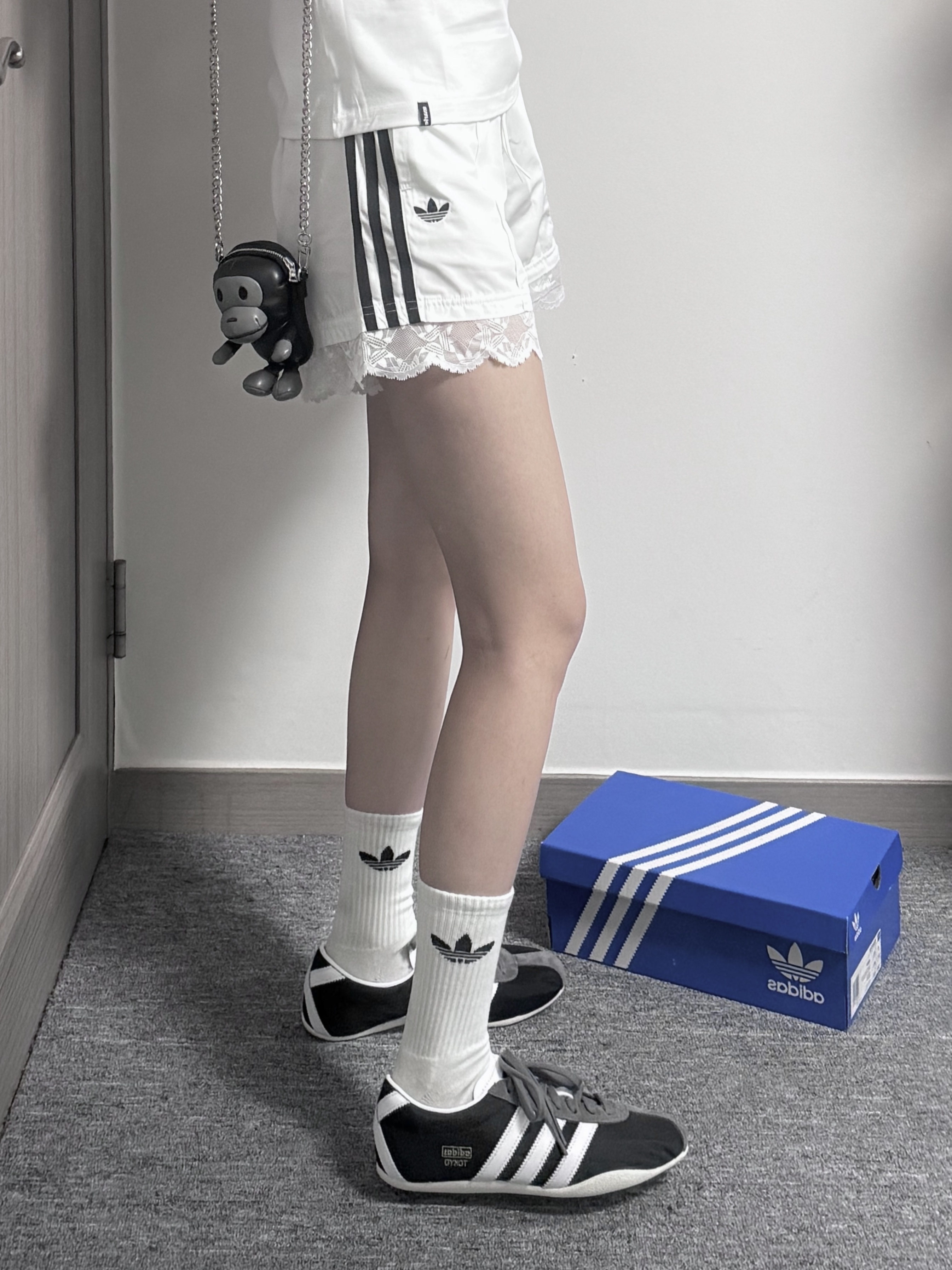 (W) Adidas Tokyo Black, BAPE Baby Milo Mini Shoulder Bag Black 착용 스타일 - 3