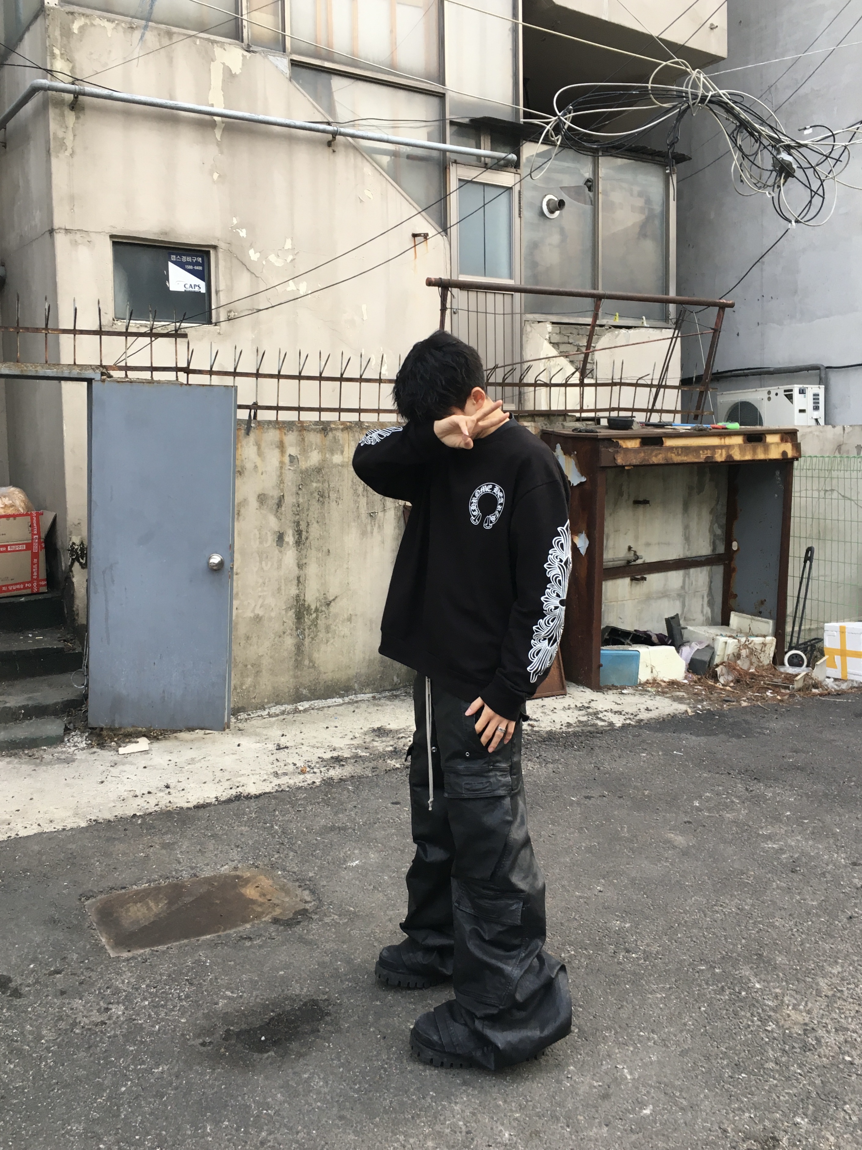 Rick Owens Porterville Denim Double Cargo Jumbo Belas Pants Black Wax, Balenciaga Combat Strike 20mm Boots Black 착용 스타일 - 1
