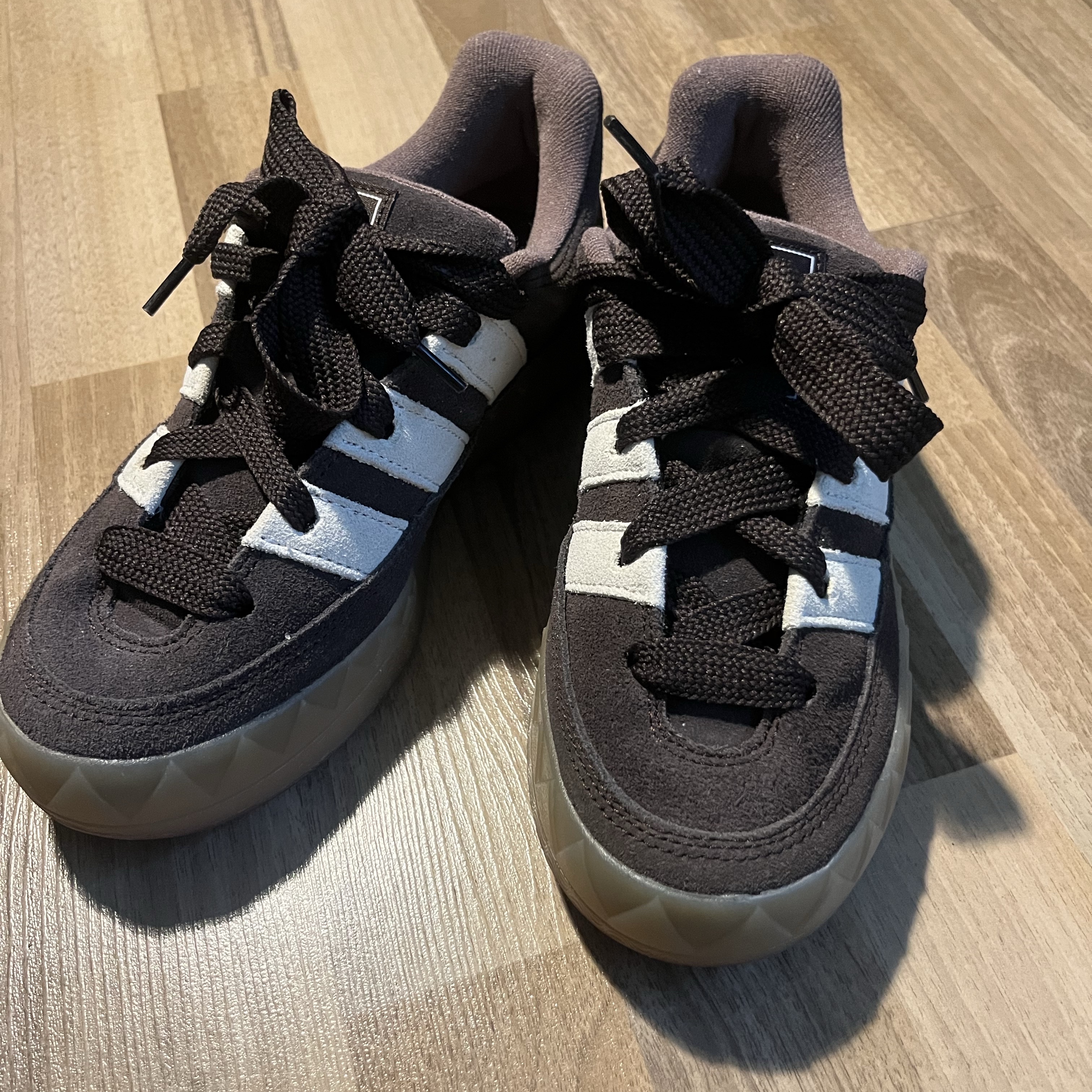 Adidas Adimatic Dark Brown Cloud White 착용 스타일 - 1