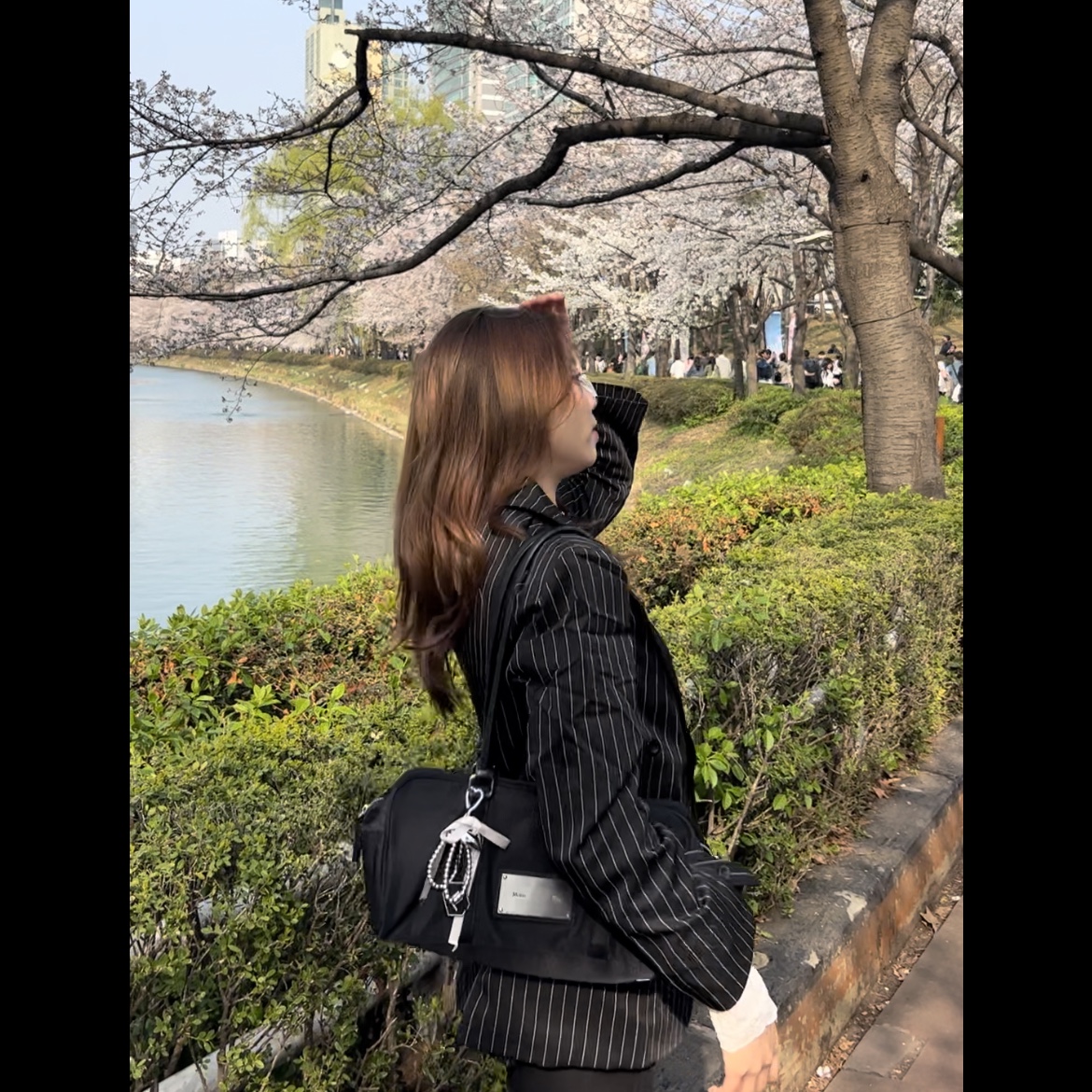 Matin Kim Sporty Tote Bag Black, Adidas Superstar Core Black White 착용 스타일 - 1