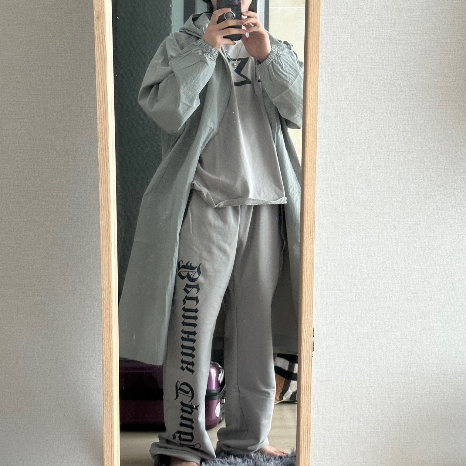 Yeezy x Gosha Rubchinskiy Tribune Herald SP-01 Pants Mocha, Yeezy x Gosha Rubchinskiy Tribune Herald TS-02 T-Shirt Mocha 착용 스타일
