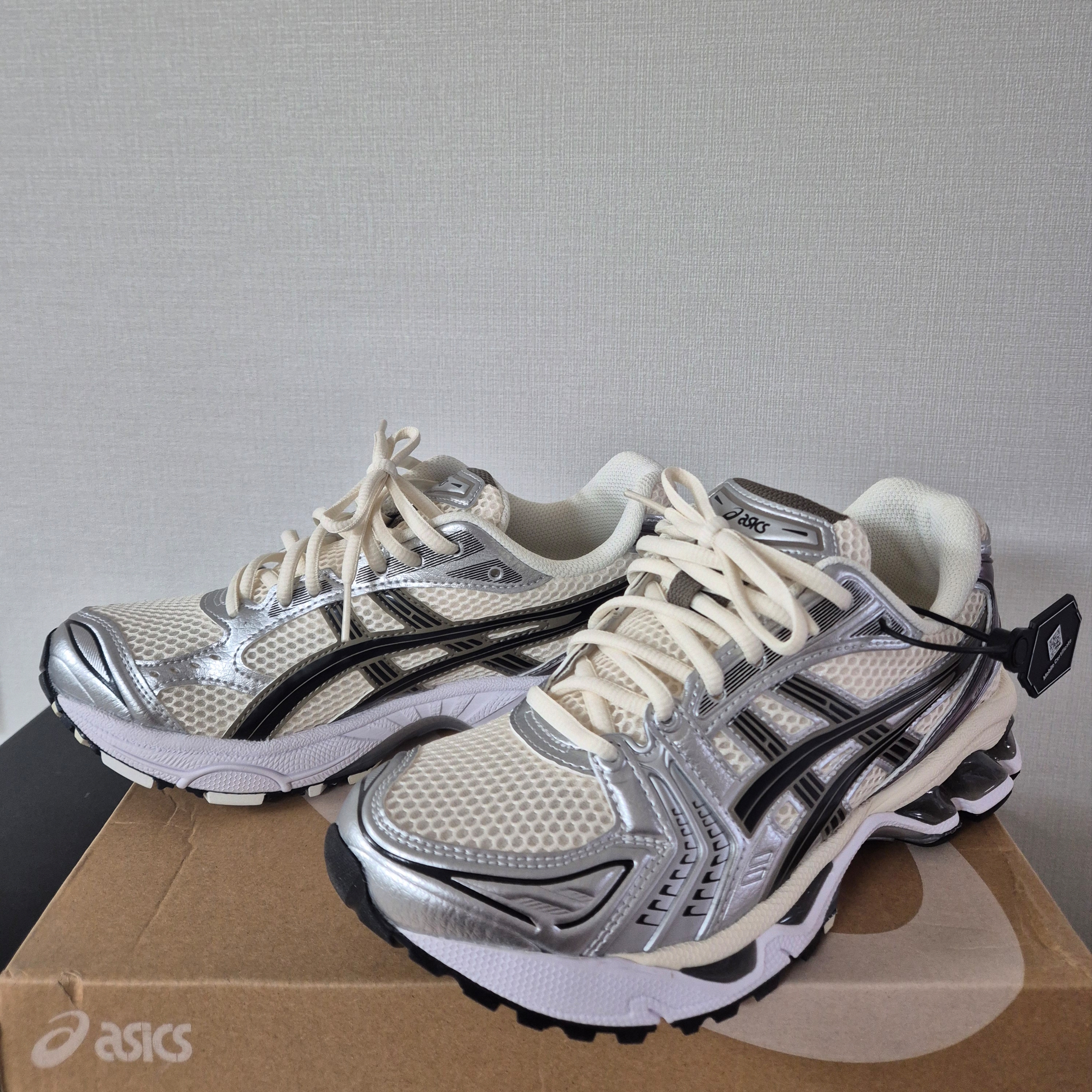 Asics Gel-Kayano 14 Cream Black 착용 스타일