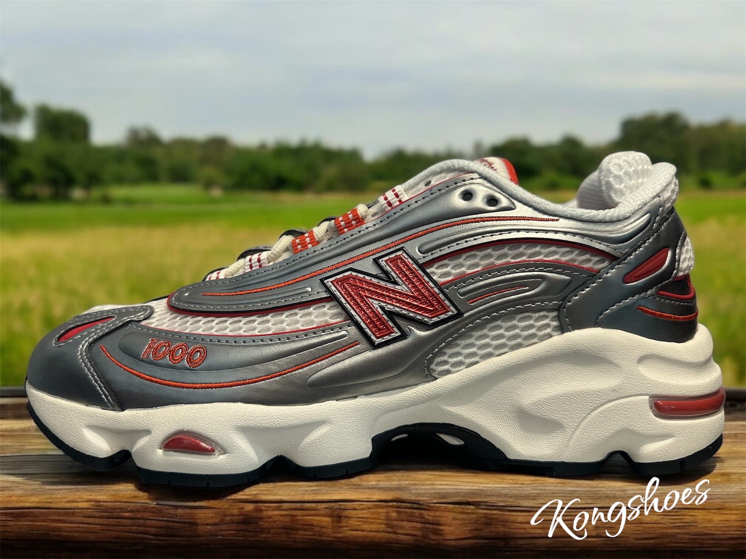 New Balance x Thisisneverthat M1000 Metallic Silver Red 착용 스타일