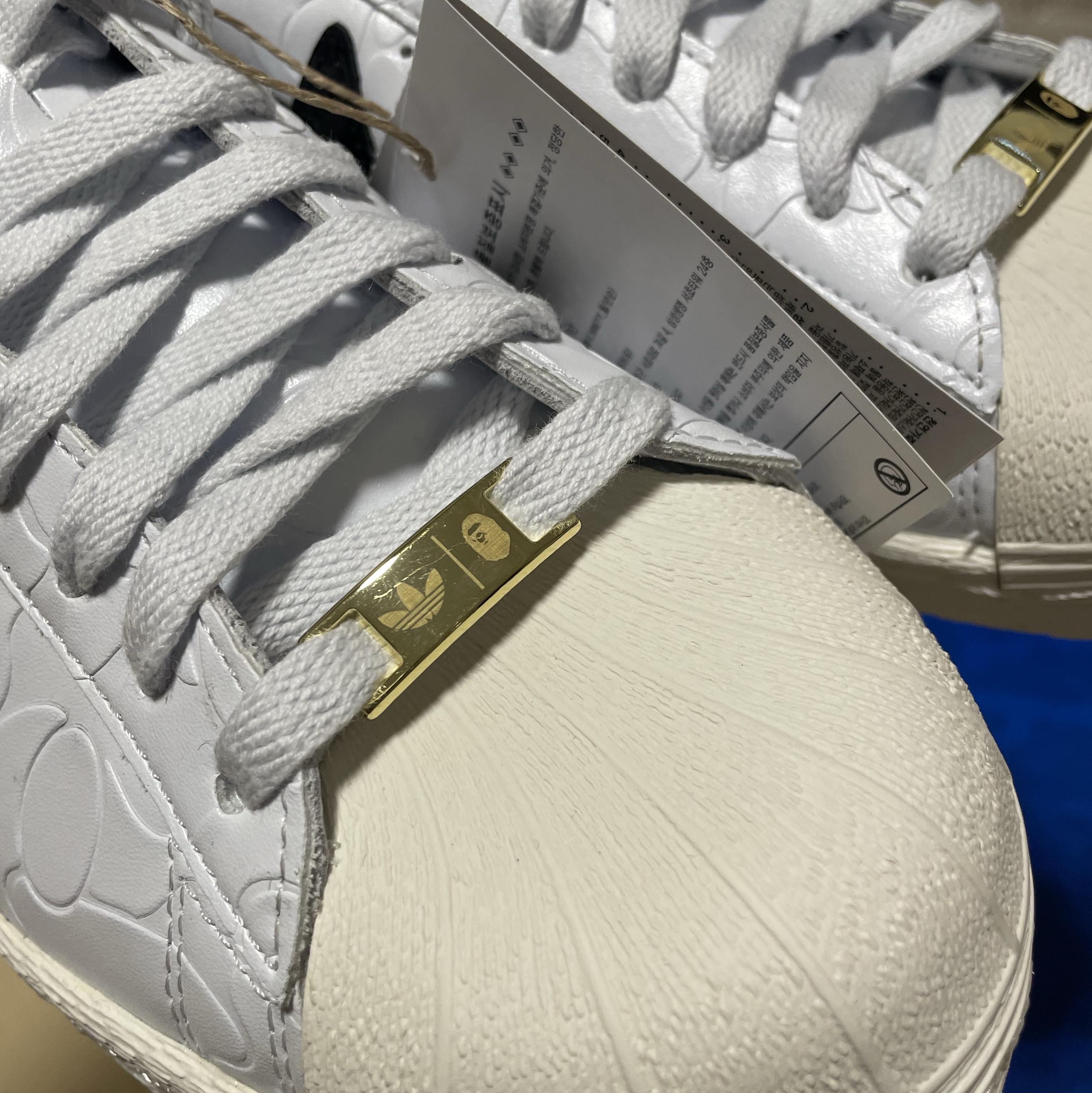 Adidas x BAPE Superstar Vintage Cloud White Core Black 착용 스타일 - 3