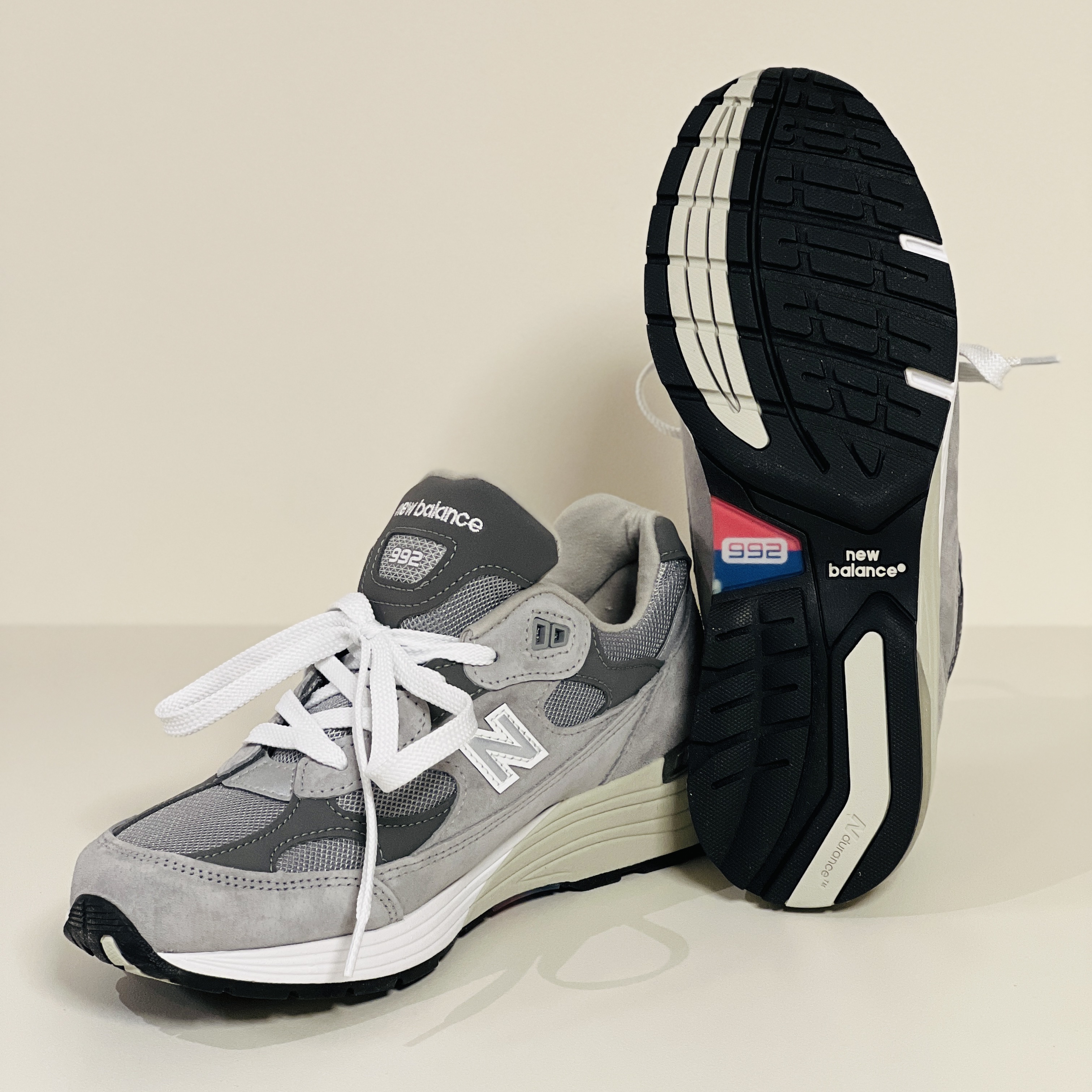 New Balance 992 Made in USA Core Grey Silver Metallic, New Balance 1906A Slate Grey Raincloud 착용 스타일 - 4