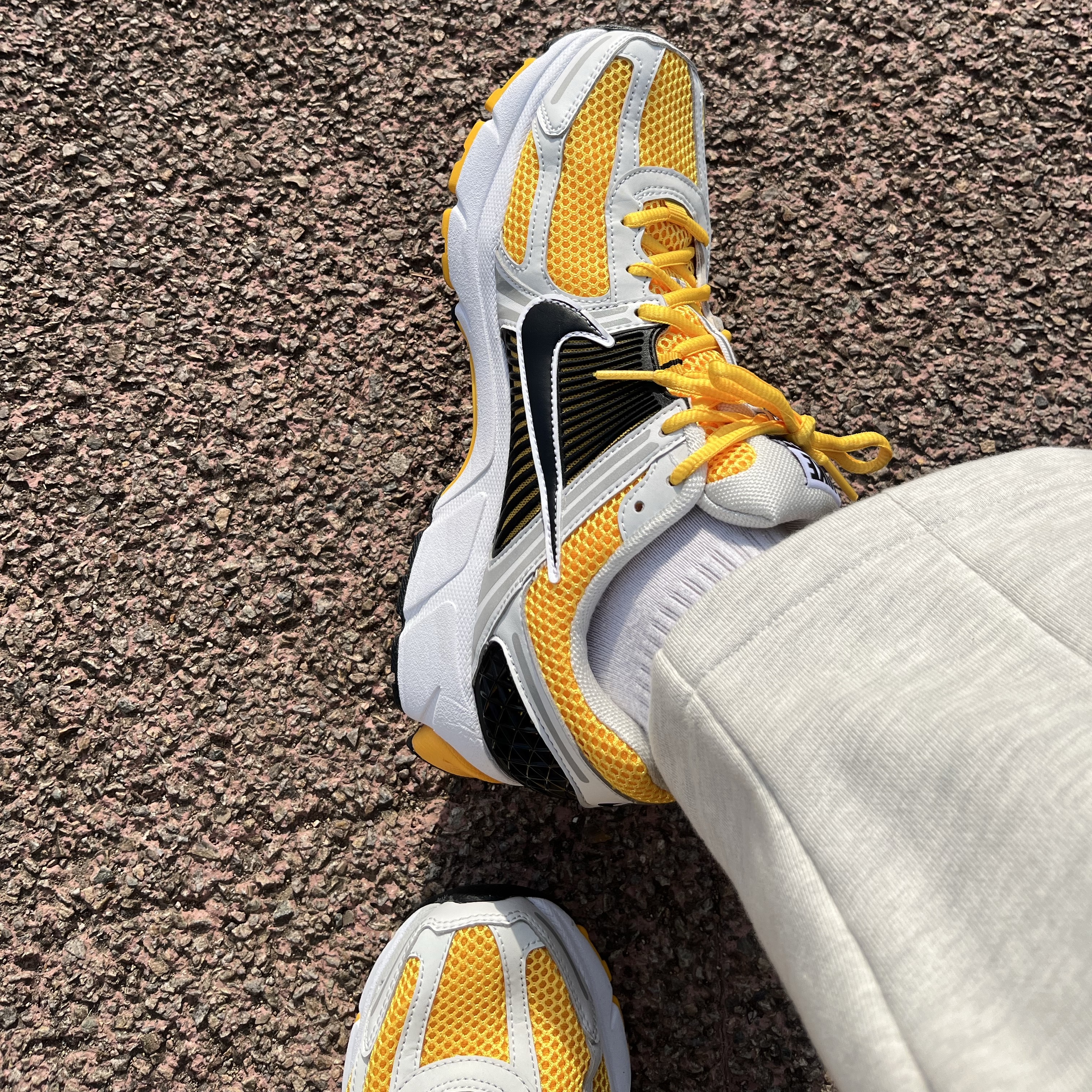 Nike Zoom Vomero 5 Photon Dust University Gold 착용 스타일